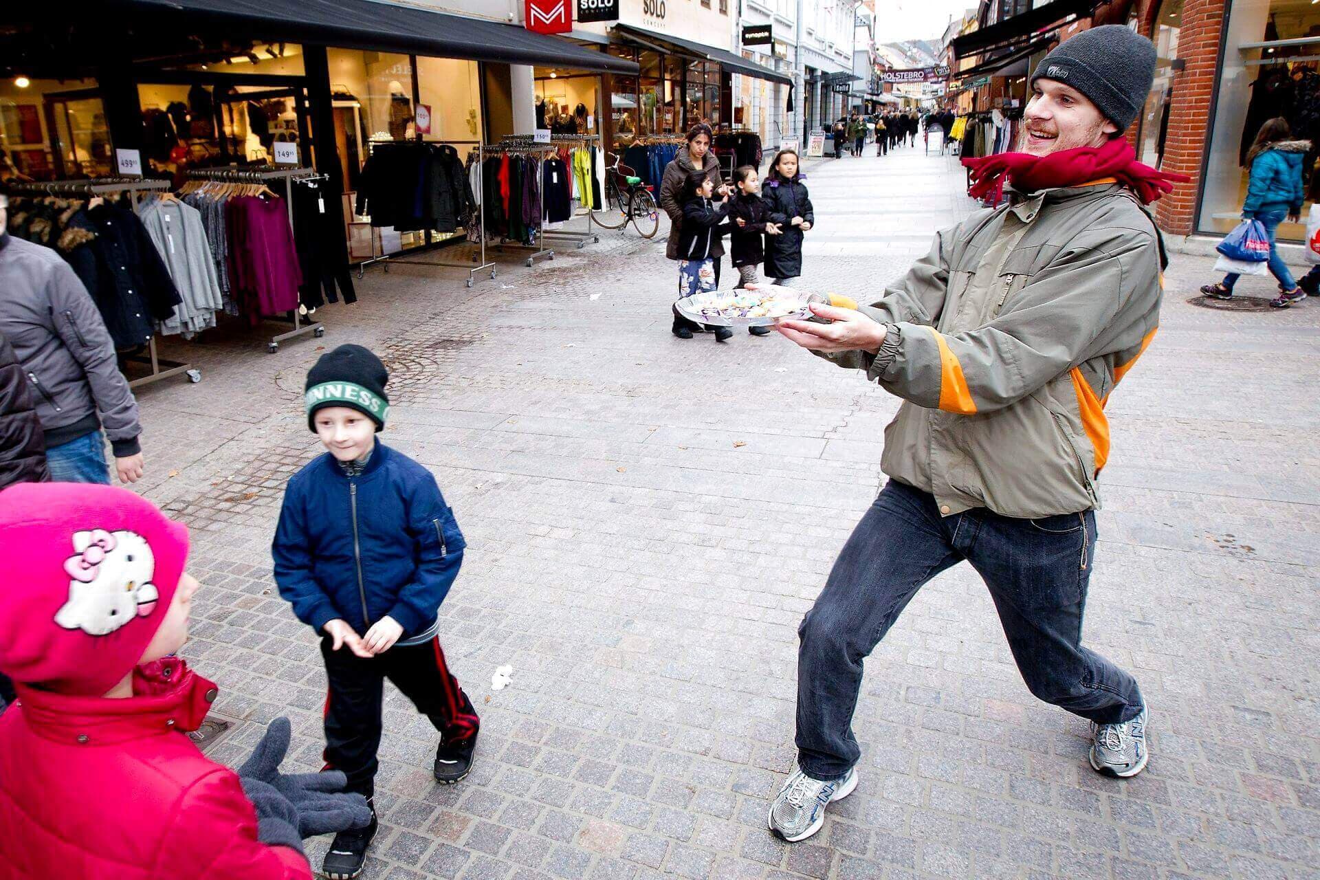 13. november deles der bolcher ud i gågaden i Holstebro i et forsøg på at kapre stemmer. Og det kan betale sig at kæmpe lige til det sidste, fordi mange vælgere er i tvivl.
 

