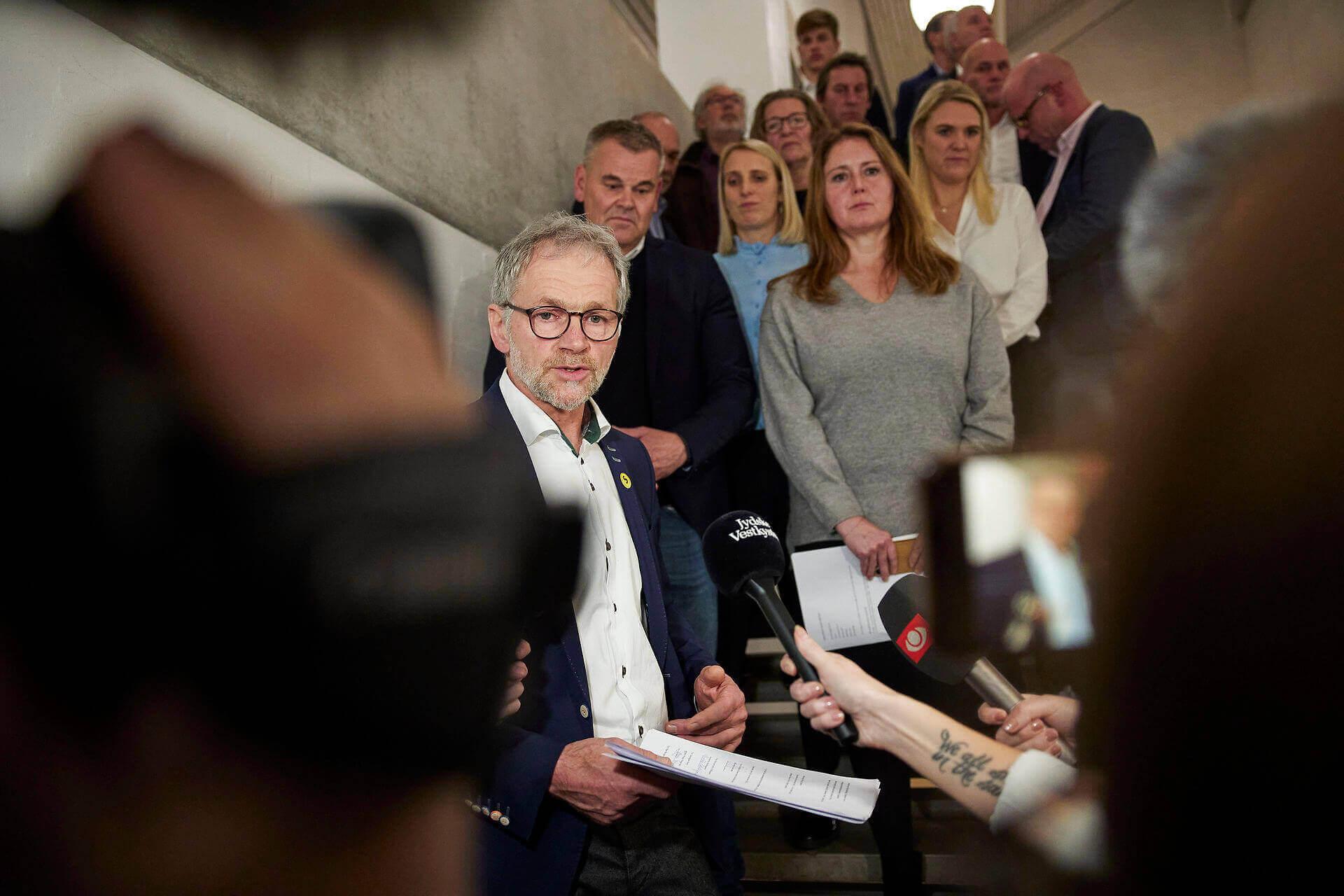 Jørgen Popp Petersen fra Slesvigsk Parti blev overraskende valgt som borgmester i Tønder i en konstitution, som gik udenom nuværende borgmester Henrik Frandsen og hans borgerliste, som ellers fik knap en tredjedel af stemmerne. Efter nytår skal kombattanterne sidde i samme lokale og finde måder at samarbejde ovenpå efterårets slagsmål - en situation mange andre nyvalgte byråd også står i.