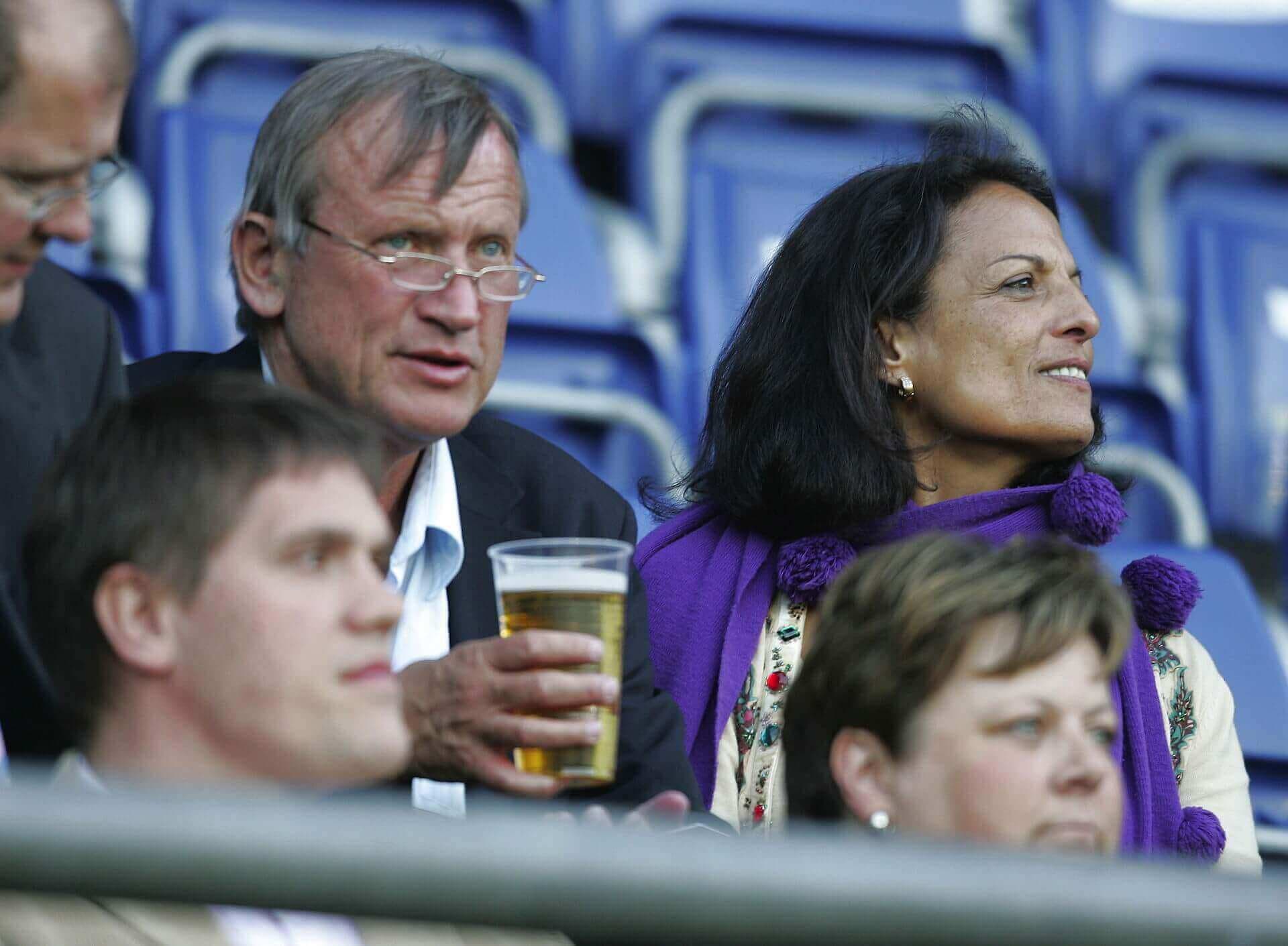 Nu afdøde Peter Brixtofte (tidligere V) blev Danmarksberømt for sin ekstravagance som borgmester i Farum Kommune (nu Furesø).
Denne klummes forfatter, advokat Henrik Græsdal, var chef for Farum-enheden og har de seneste år fulgt med på sidelinjen i sager, hvor topledere i det offentlige er fratrådt på grund af ishockeybilletter, taxature, koncertbilletter mv.