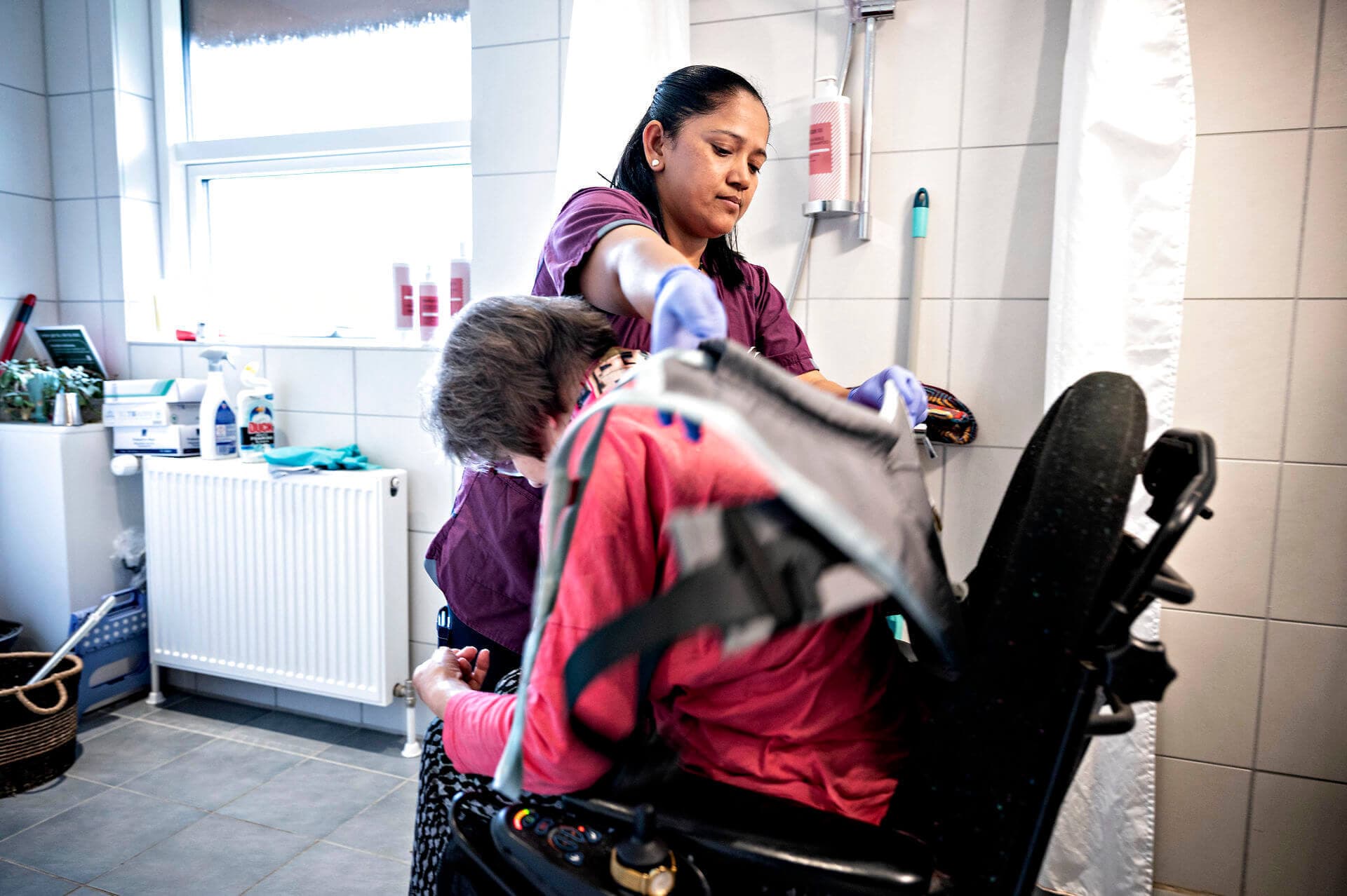 Hver 10. medarbejder i hjemmeplejen har som Bhadri Maya Dahal på billedet her en anden baggrund end dansk. Men det slår ikke igennem i ledelseslaget, konstaterer Maria Steno. 

