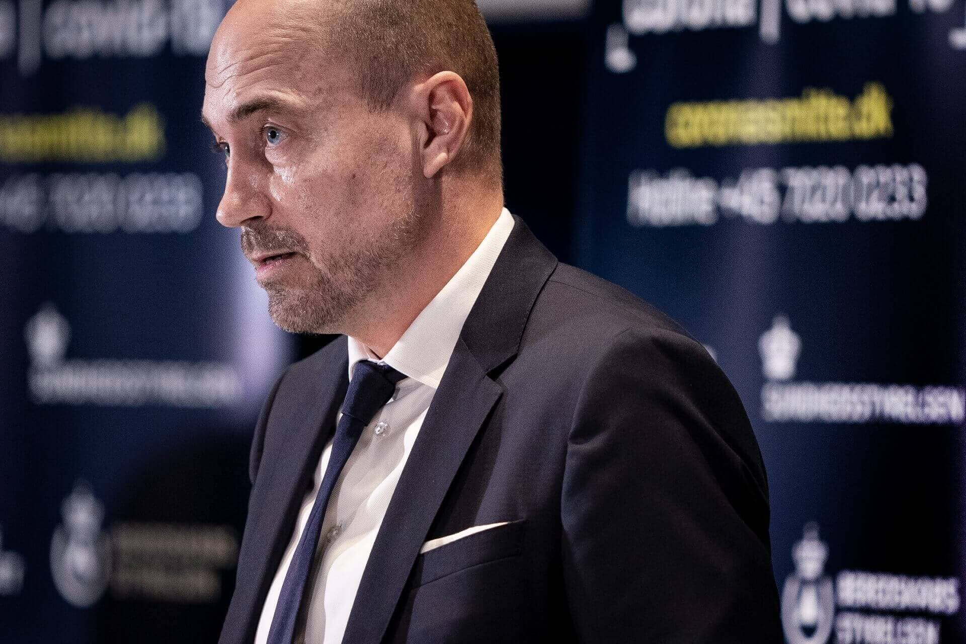 Sundhedsminister Magnus Heunicke (S) kritiserede i sommer, at frontpersonale med senfølger var blevet fyret. Nu henviser ministeriet til, at det er et lokalt anliggende.