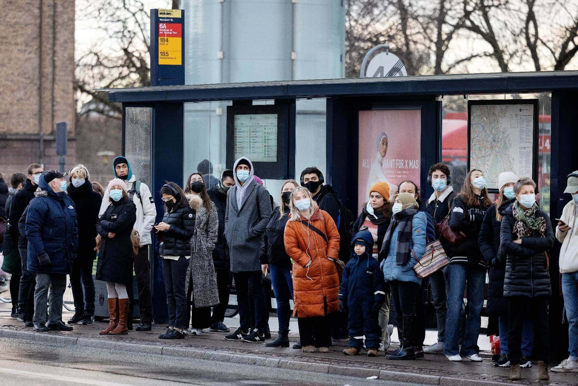 Mundbindet er det mest synlige symbol på de restriktioner, coronaen har ført med sig. Det hænger vi på lidt endnu.