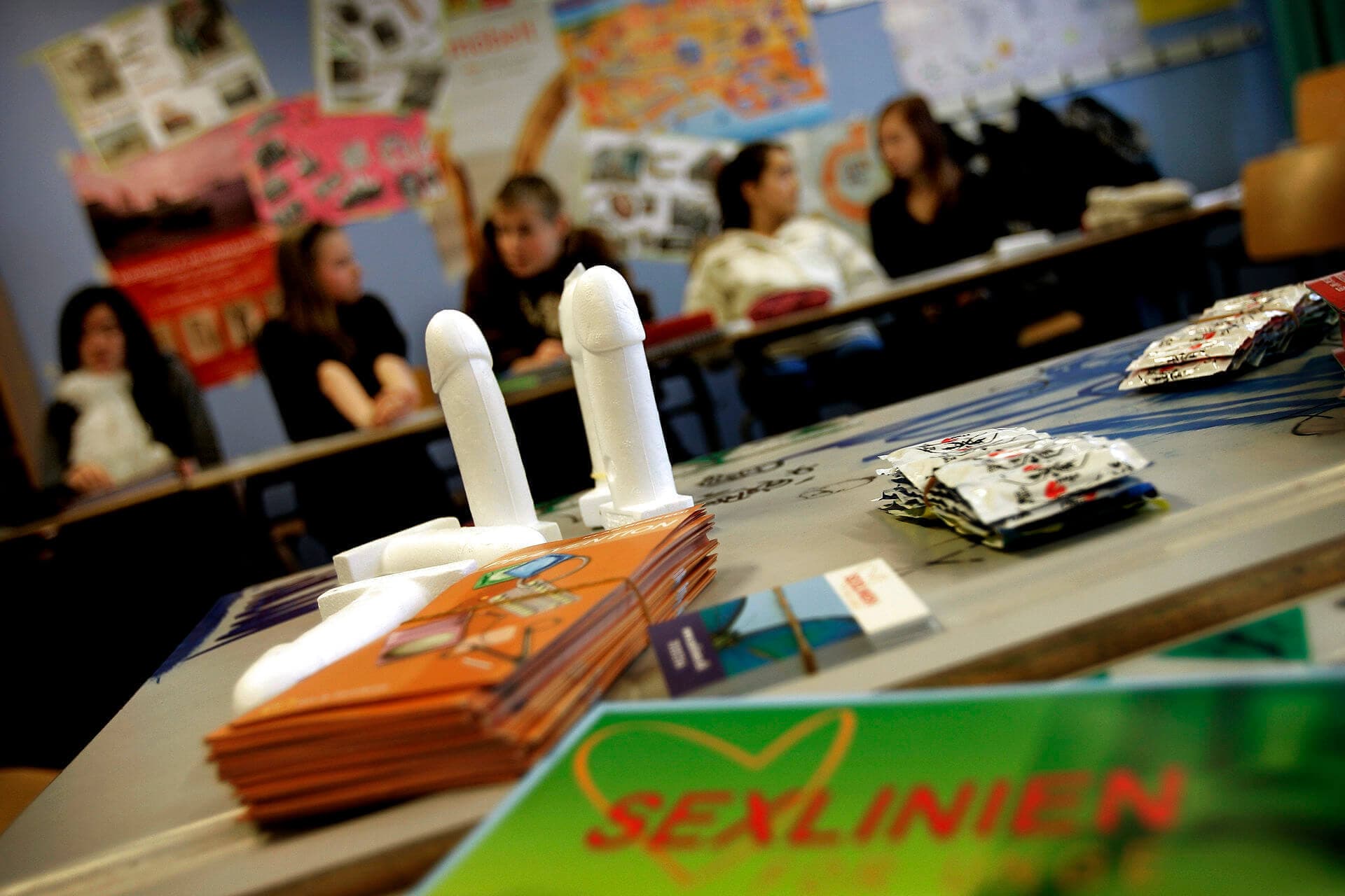 Det handler om ligestilling og ikke om at sætte et kondom på en agurk, når elever i hele landet forlanger mere seksualundervisning, skriver Maria Steno. Billedet er fra Vanløse Skole.