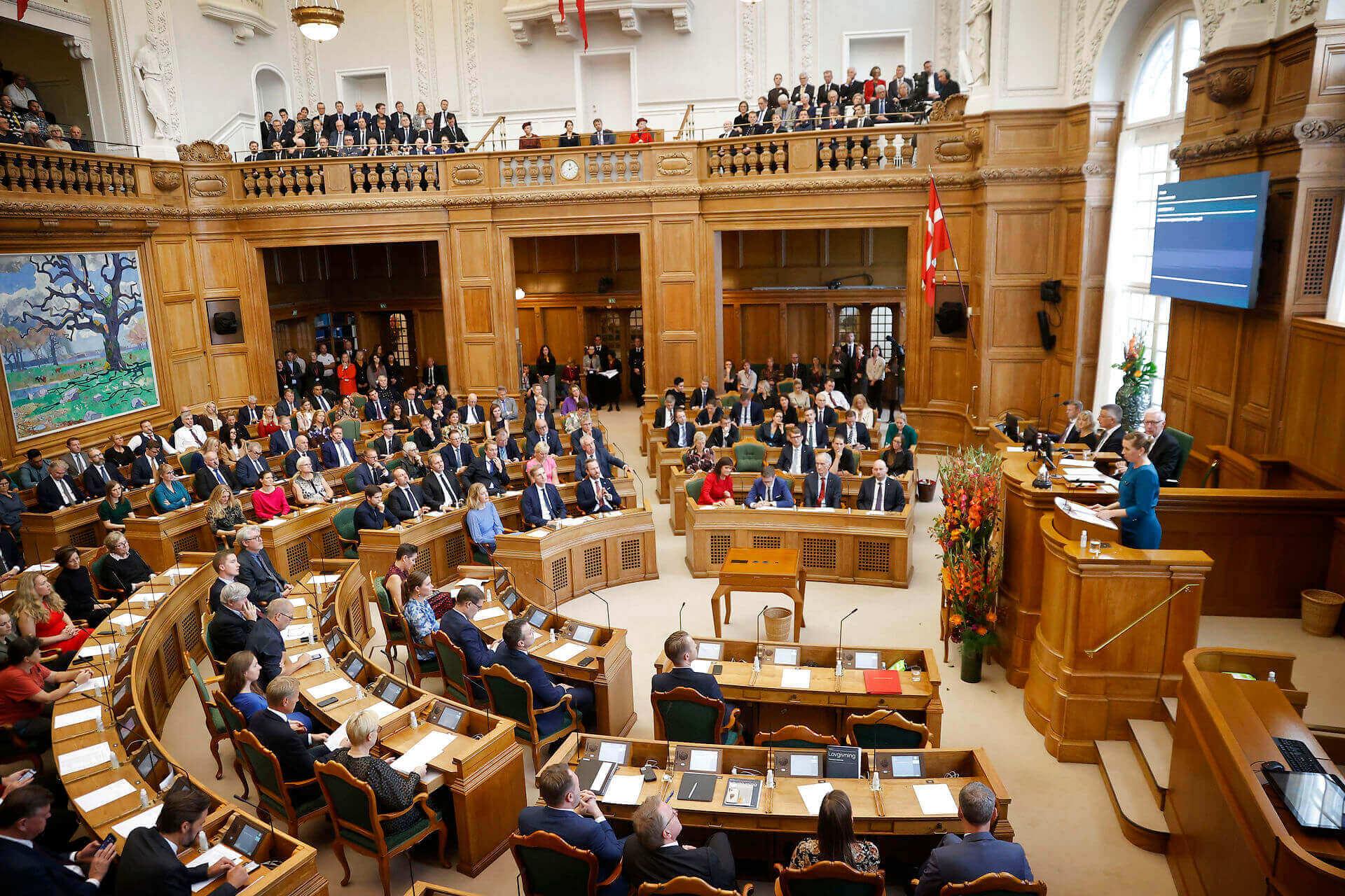 Når skandaler og svigt rammer samfundets svageste, er det både menneskeligt og politisk på sin plads at reagere med højlydt forargelse, understreger Kristian Thulesen Dahl. Men når lovgiverne lader sig rive med og konkurrerer om likes på de sociale medier, ender vigtige sager ofte i mere bureaukrati og ensretning i kommunerne, advarer han.