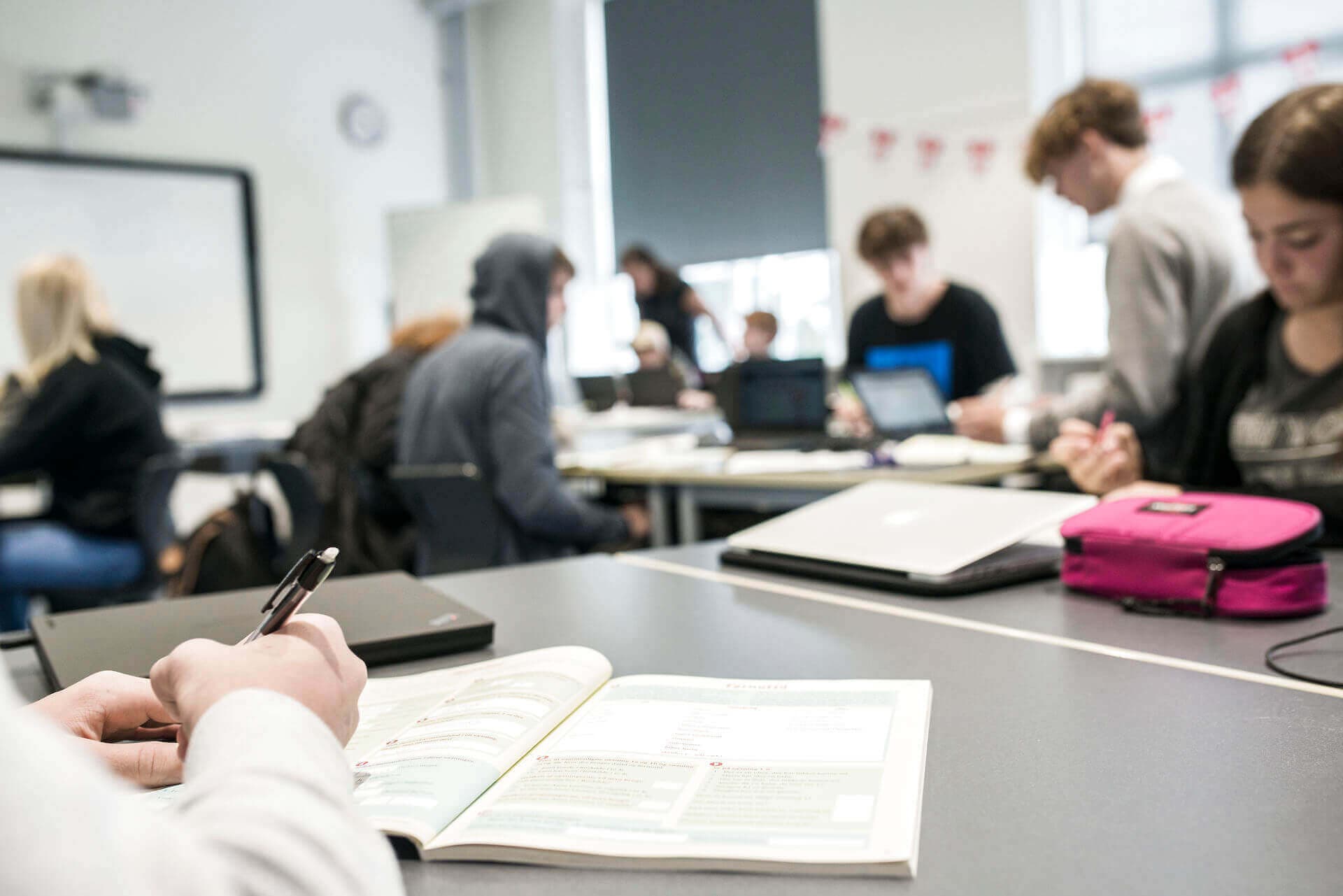 Eleverne ser mindre til støtten i klasserne, for mere af arbejdet er endt ved skrivebordet.

