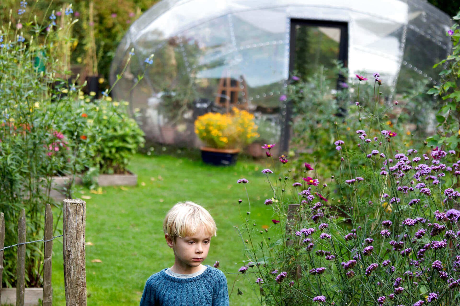 Flere børn ender i kontakt med psykiatrien. Men vejen derhen kan være lang og ikke lige til. Den Sociale Blomsterhave på Bispebjerg Hospital er tilegnet psykisk sårbare, hvor brugerne kan dyrke jorden og finde ro i grønne omgivelser. 

