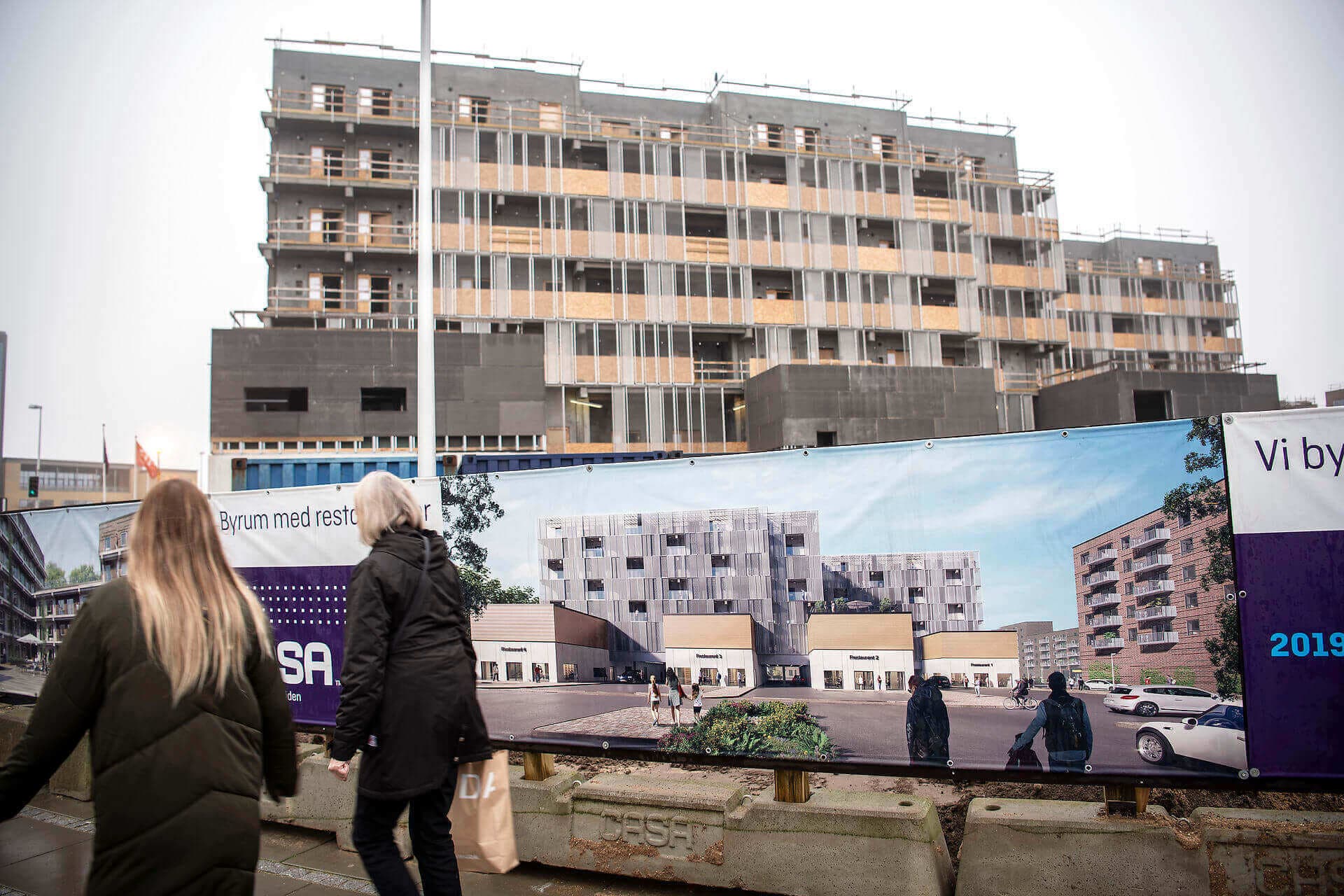 Kronikøren nævner blandt andet Lilli Gyldenkildes Torv i Horsens som et skrækeksempel. På billedet ses det under etableringen i 2019.
