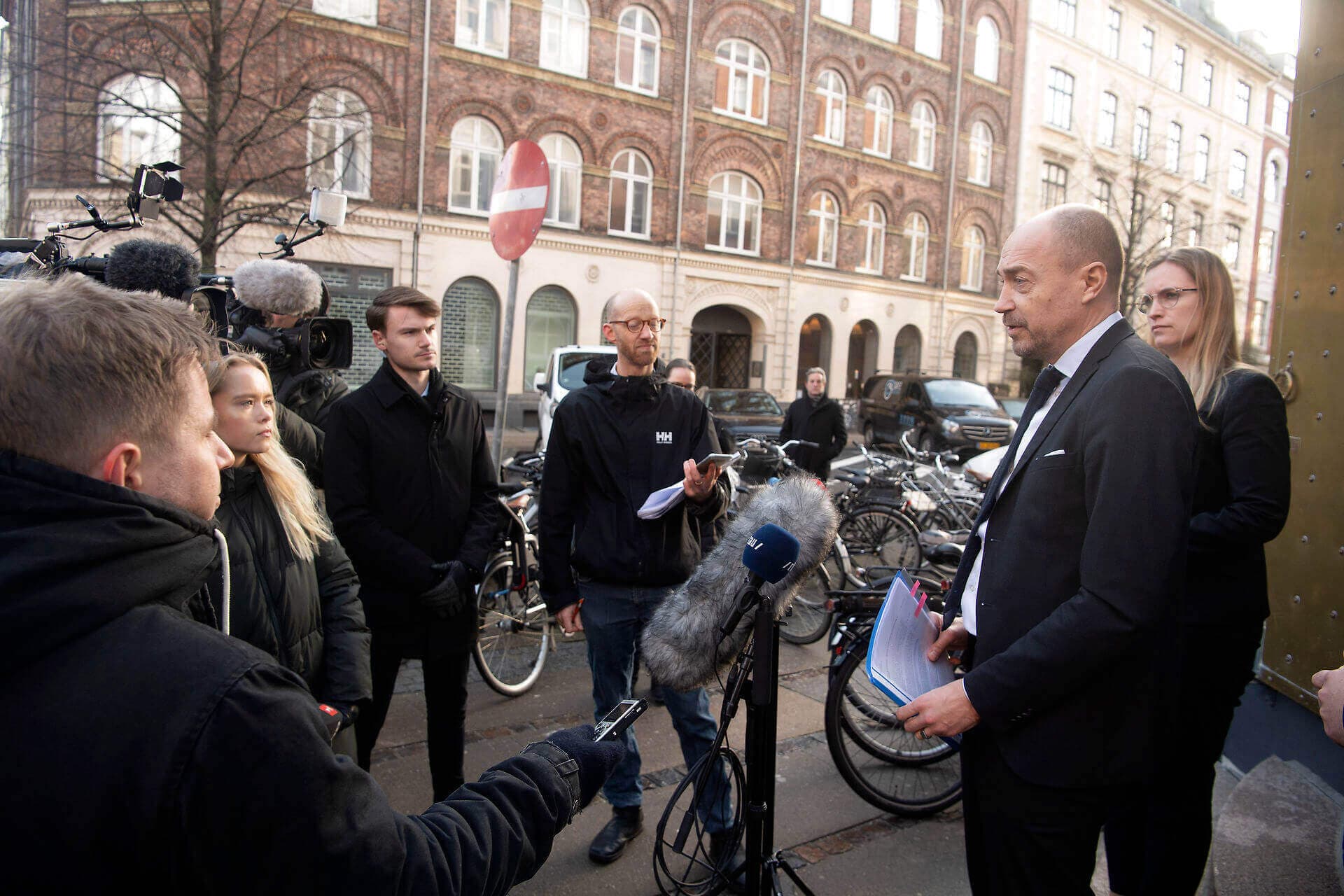 Sundhedsminister Magnus Heunicke (S) har afholdt møde sammen med Danske Regioner, KL, Dansk Sygeplejeråd, FOA og Yngre Læger om, hvordan man bedst tager hånd om frontpersonale, der er sygemeldt med senfølger. 