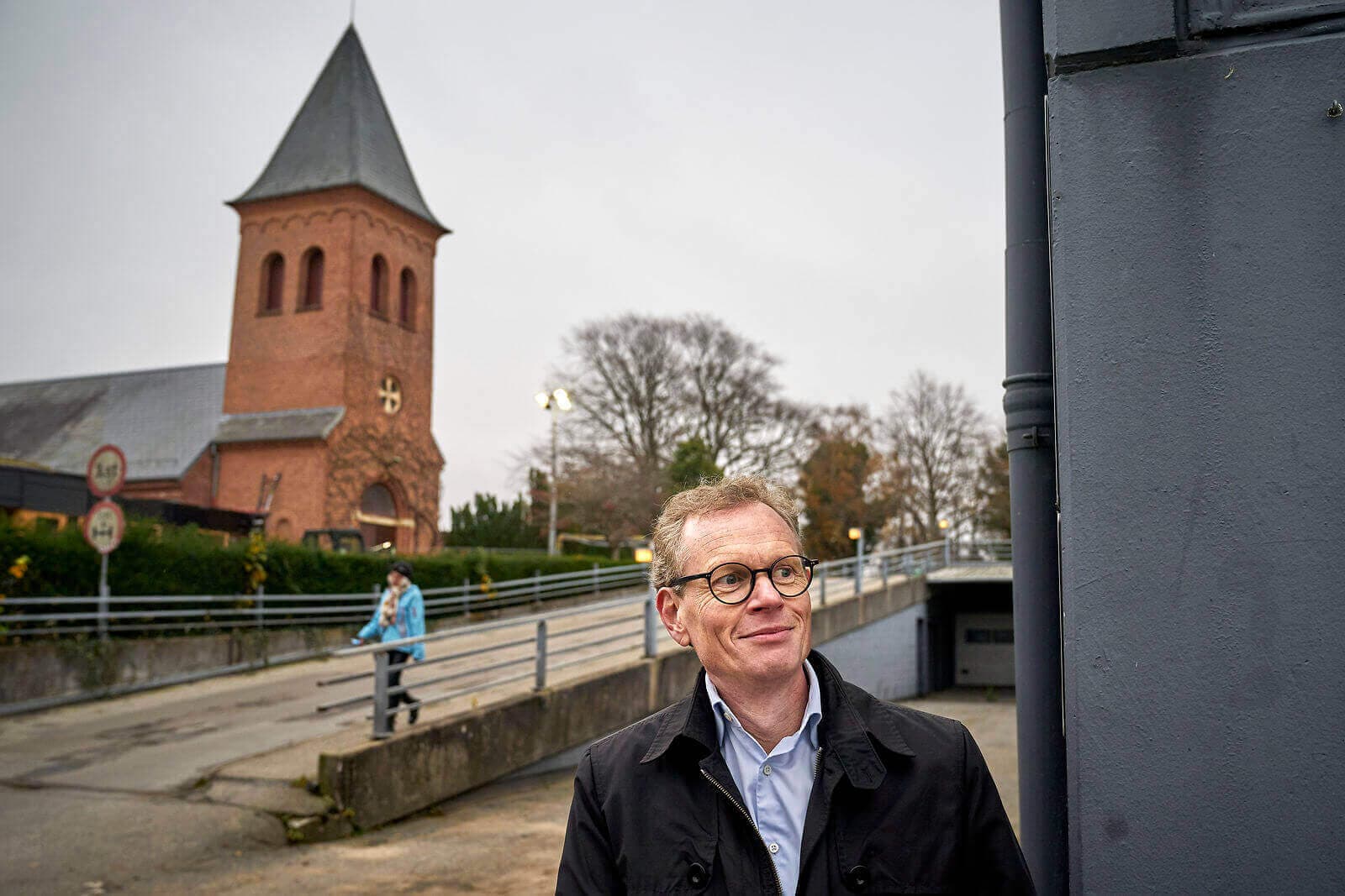 Lars Autrup på besøg i Hillerød, hvor borgere stillede krav til politikerne om en arkitkekturpolitik med pondus nok til at sætte bygherrerne på plads. Det var der flere grunde til. Bag Arkitektforeningens direktør ses således, hvordan en rampe til et parkeringshus skygger for Hillerød Kirke.

