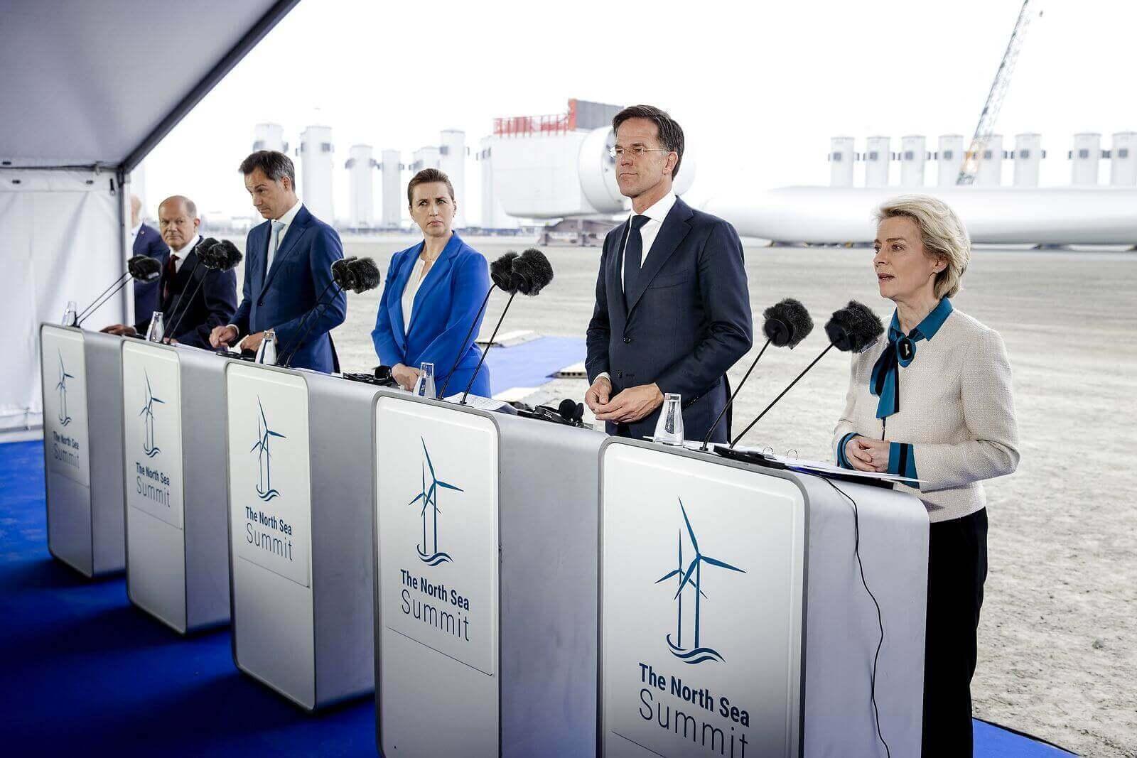 Statsminister Mette Frederiksen, den tyske kansler Olaf Scholz, den hollandske premierminister Mark Rutte og den belgiske ditto Alexander de Croo og formanden for Europa-Kommissionen Ursula von der Leyen var onsdag samlet i Esbjerg for at underskrive Esbjerg-erklæringen og udvide samarbejdet om grøn energi i Nordsøen. 