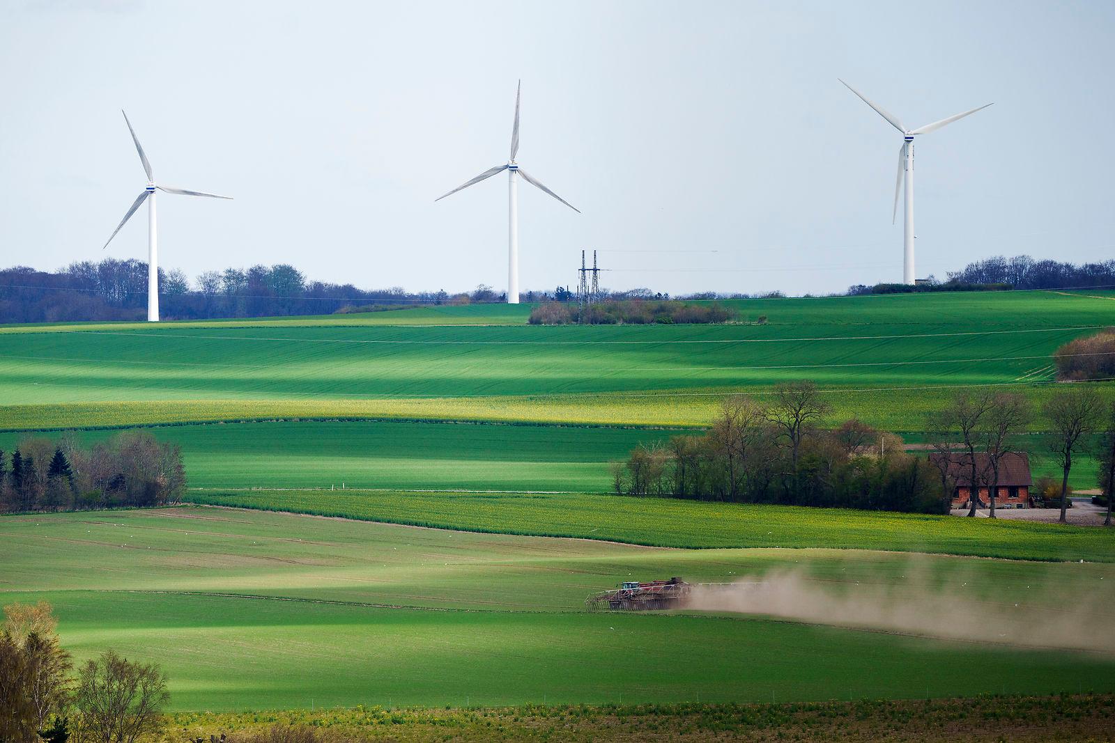   For at nå regeringens ønske om en firedobling af strøm fra solceller og vindmøller i 2030 skal der findes 13.700 hektar til vindmøller, anslår Indenrigs- og Boligministeriet. For solceller drejer det sig om 22.900 hektar.