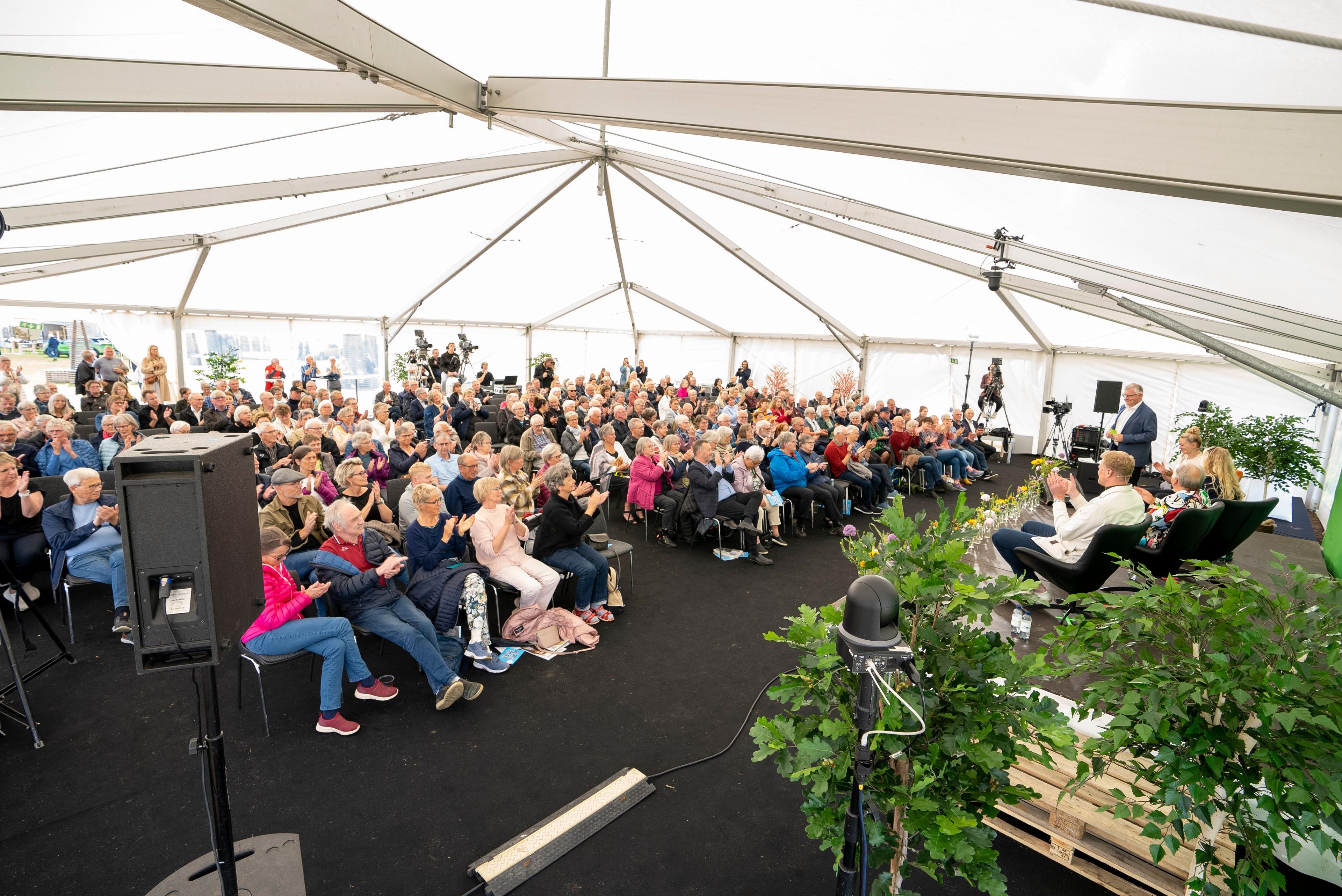 Der var stor interesse fra de lokale til Skivemødet i at høre, hvordan politikerne kan arbejde for et land i bedre balance. 