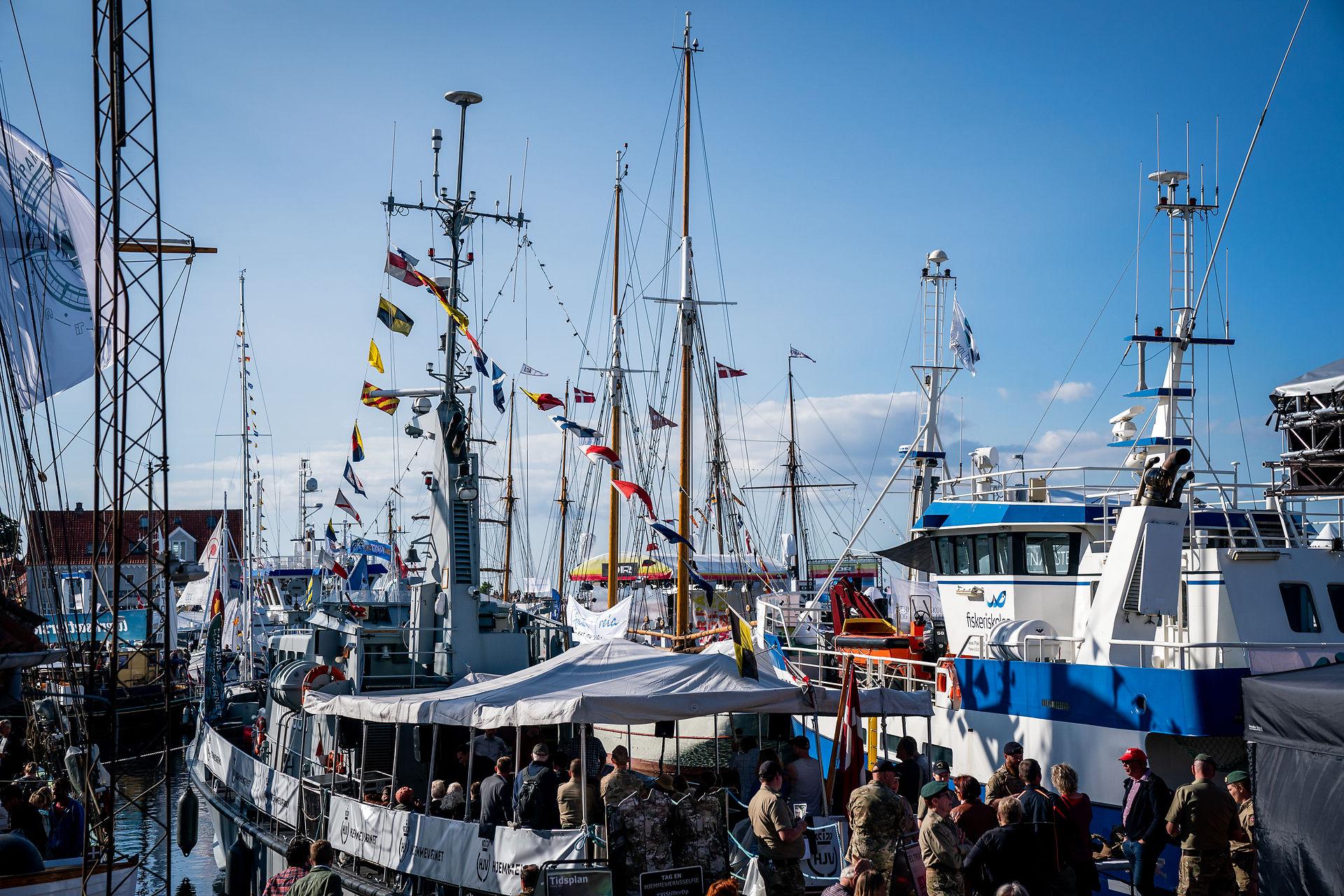 Uanset russiske manøvrer nord for Christiansø er Allinge Havn så fredelig som altid.