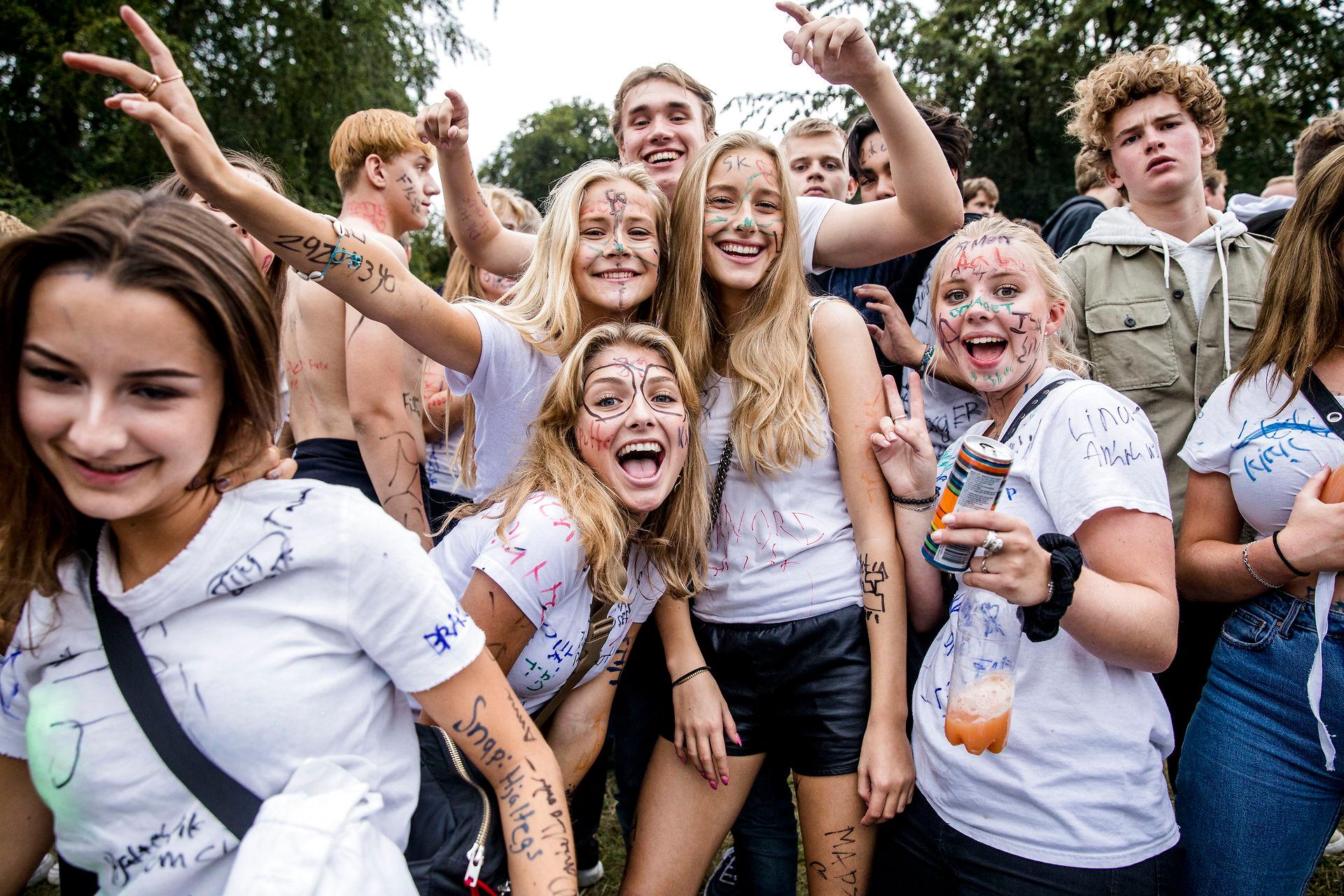 Det sku vær så godt, men faktisk er det slet ikke let at være ung. For nogen. Det hjælper Ungdommens Røde Kors gerne landets unge med at blive bevidste om i en verden, hvor alle ellers kappes om at ligne lykkelige successer. Billedet stammer fra den såkaldte puttefest, gymnasiernes vilde velkomstfest for de nye 1.Gere, i Dyrehaven ved Klampenborg august 2019.