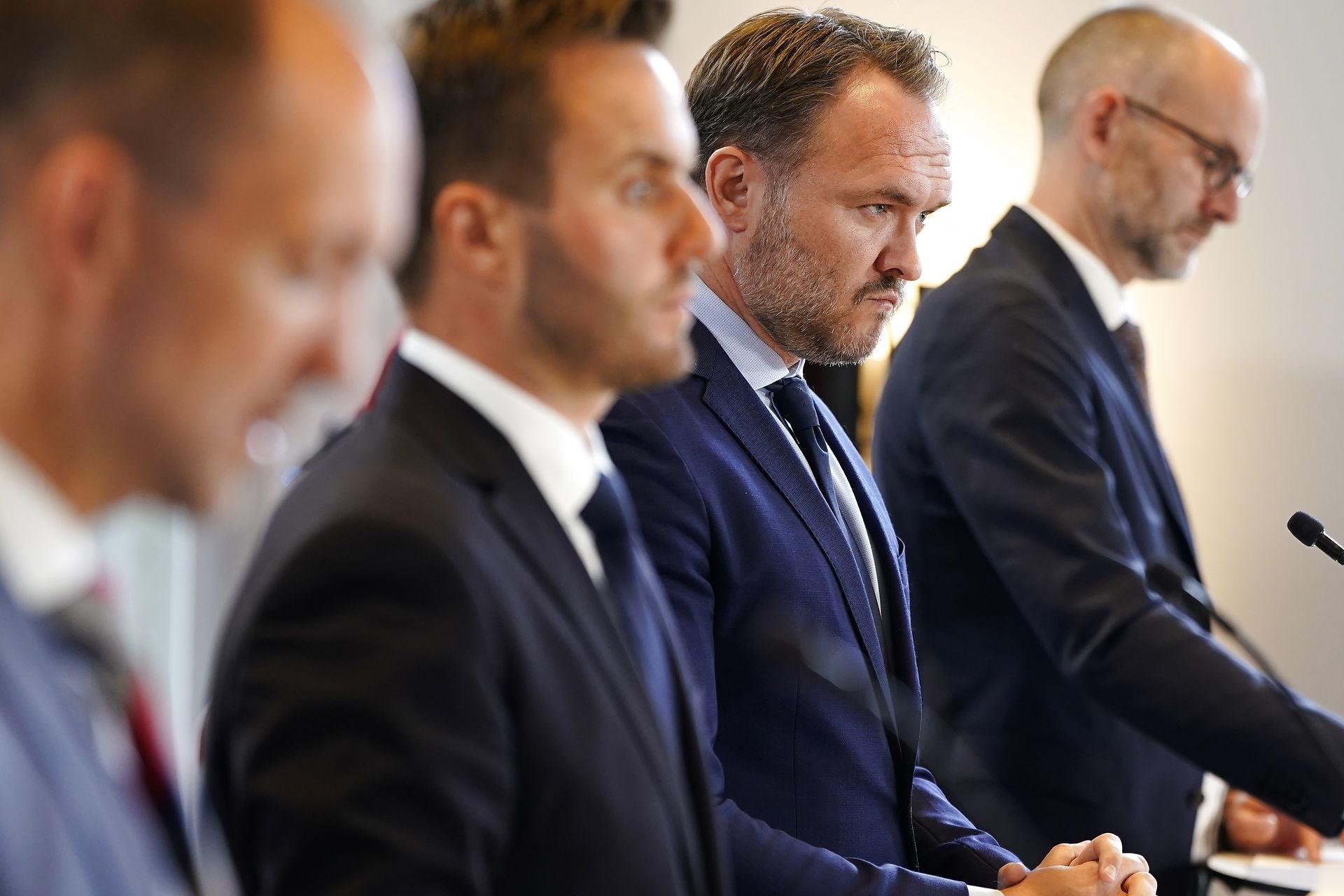   Skatteminister Jeppe Bruus (S), erhvervsminister Simon Kollerup (S), klima-, energi- og forsyningsminister Dan Jørgensen (S) og Kristoffer Böttzauw, direktør i Energistyrelsen, holdt torsdag pressemøde om forsyningssituationen. Den kan blive presset til vinter.