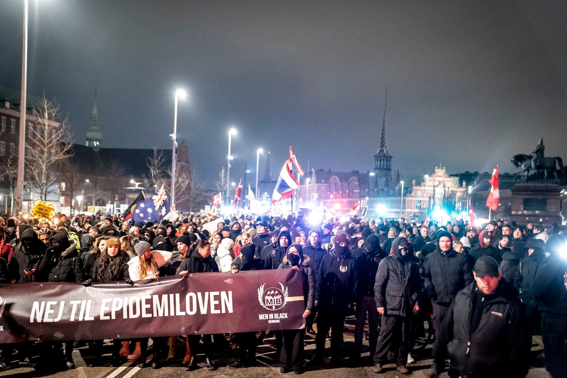 Under coronakrisen var der flere episoder, hvor borgere ytrede utilfredshed og vrede over coronarestriktioner, som blev besluttet af Folketinget. Her er det en demonstration af gruppen Men In Black.