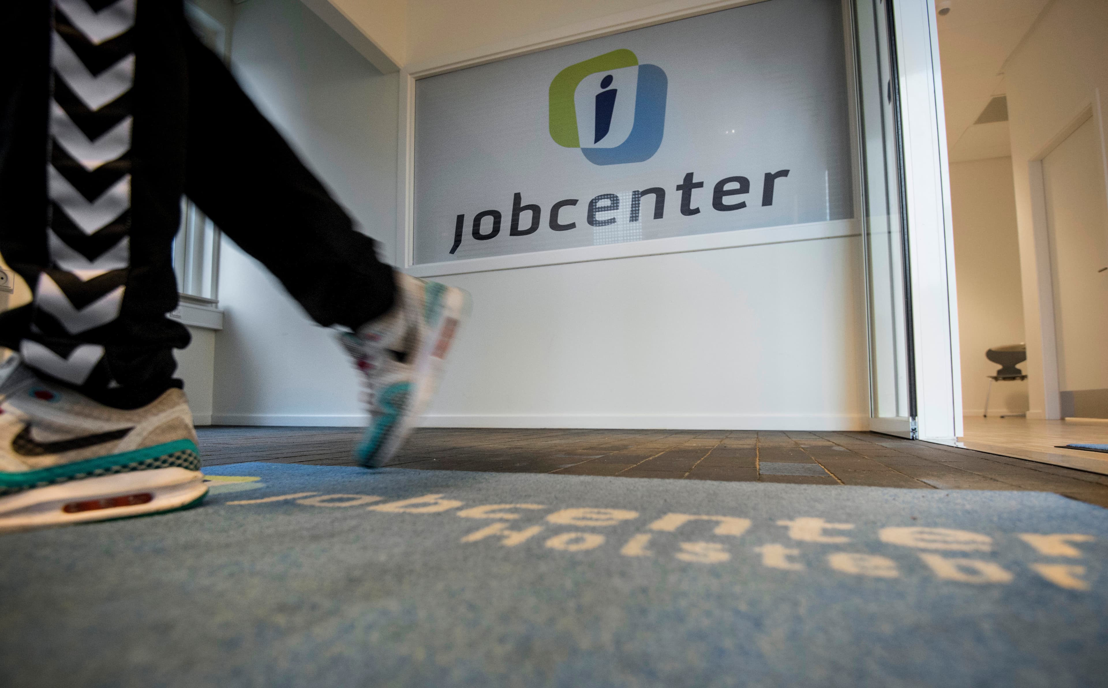 Jobcentrene er til debat igen. Flere borgerlige partier vil nedlægge jobcentrene, flere kommuner vil frisættes på beskæftigelsesområdet, mens jobcentrene er frustrerede over at være blevet gjort til syndebukke. 