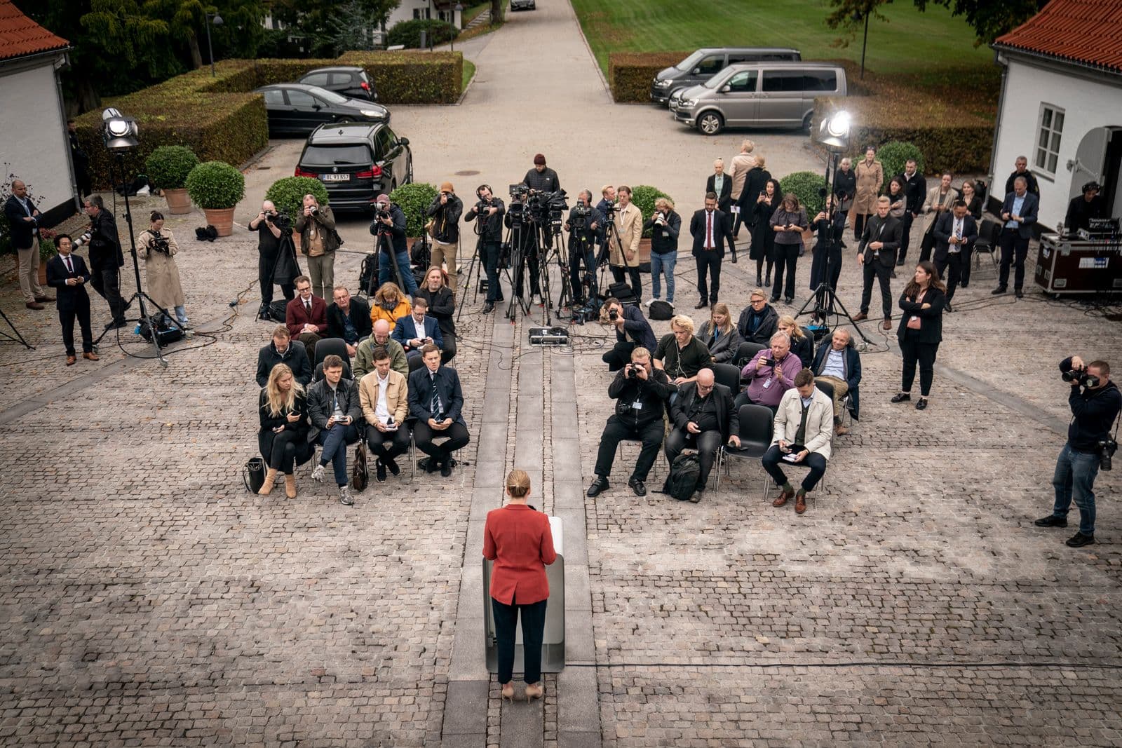 Dagen efter åbningen af Folketinget udskrev statsminister Mette Frederiksen (S) folketingsvalget. Dermed lukker Folketingets arbejde ned igen, mens valgkampen står på. Det betyder, at en række politiske aftaler ikke kan nå at blive til lovgivning.