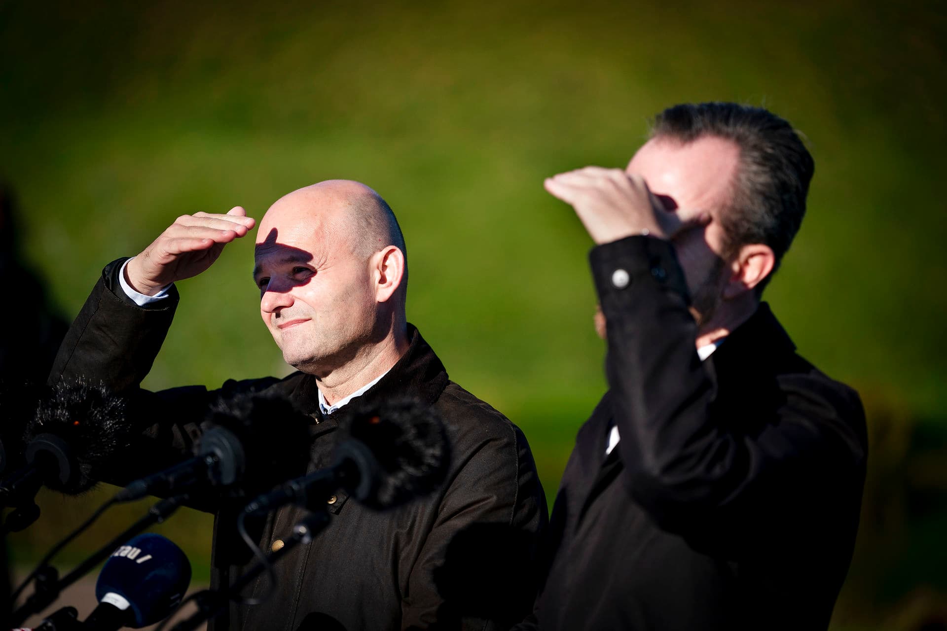 De forenede statsministerkandidater Jakob Ellemann-Jensen (V) og Søren Pape Poulsen (K) konfronterede det samlede pressekorps med solen i øjnene og uden at have noget decideret nyt at fortælle. Men så fandt journalisterne selv på noget (andet) at spørge om.