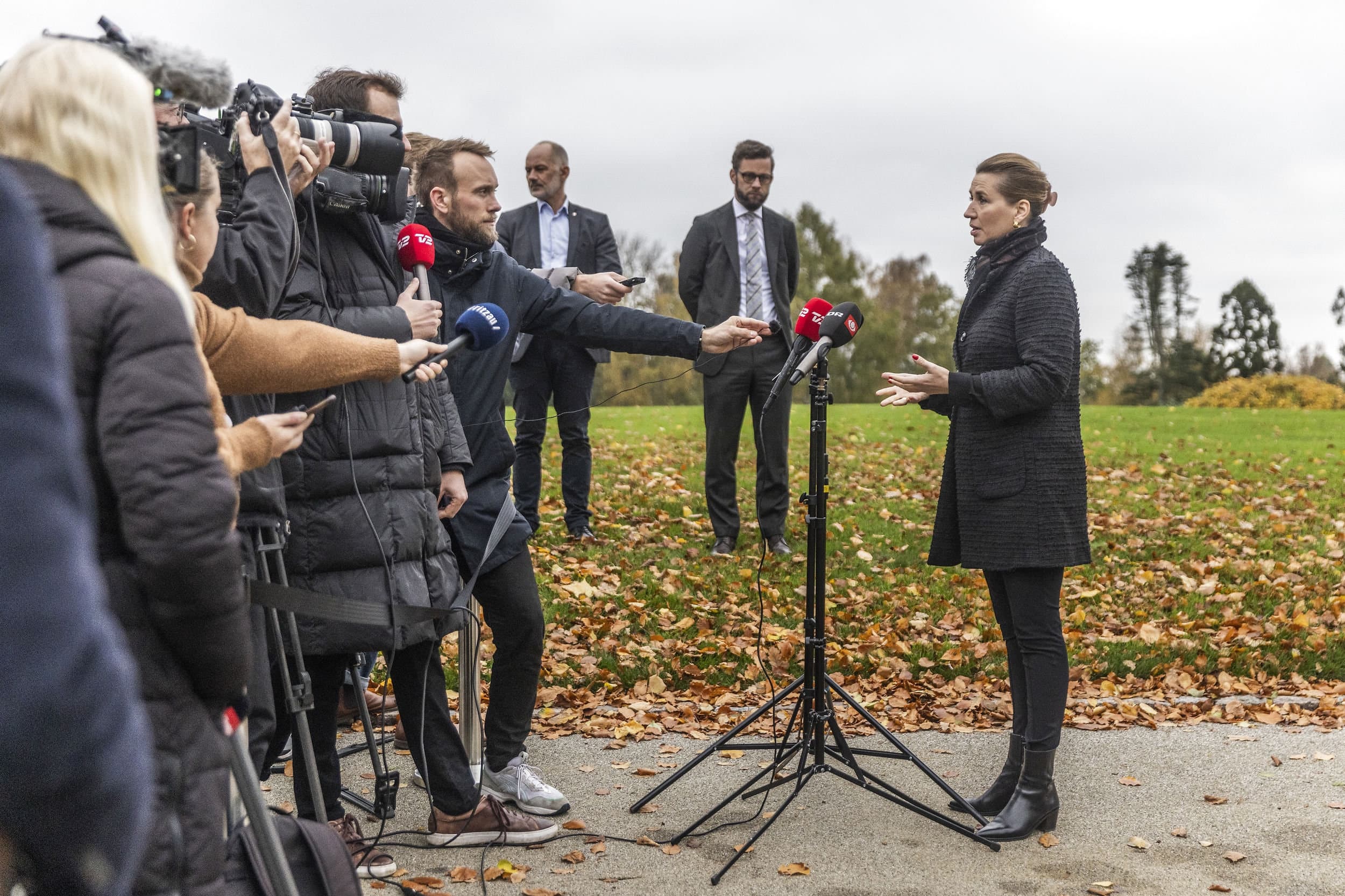 Mette Frederiksen (S) vil ikke lege med på pressens bogstavleg. Spekulationer om en kommende regerings sammensætning ser ud til at kunne fortsætte i lang tid.   