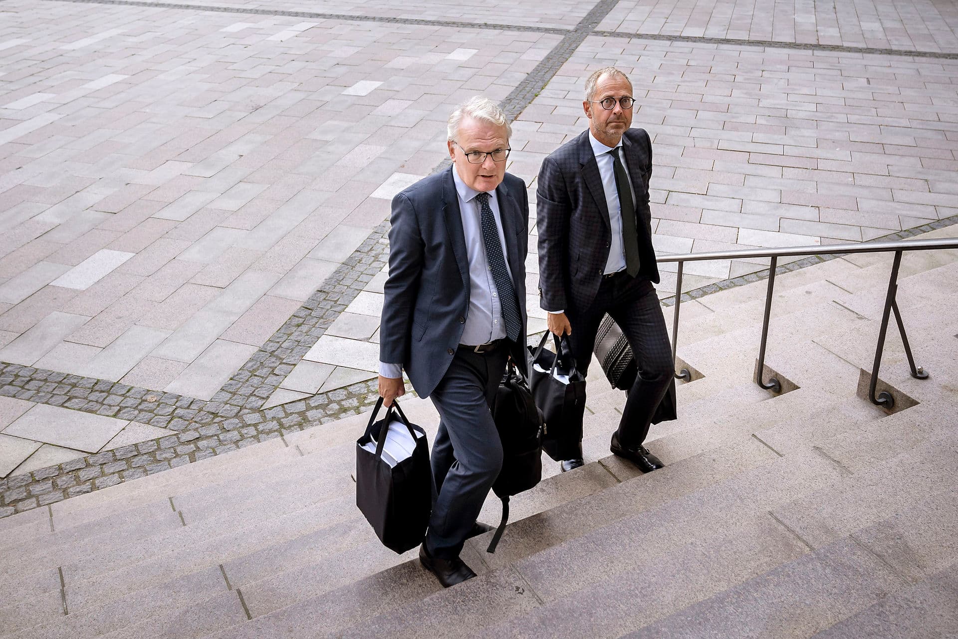 Advokater undersøger i stigende grad beslutningstagere og andre advokater. Her ses Steffen Sværke og Boris Frederiksen fra Kammeradvokaten på vej op ad trappen til Højesteret i august for at bidrage til Bech-Bruun-sagen om fire advokaters inhabilitet i en uvildig undersøgelse af myndighedernes kontrol med refusion af udbytteskat. Det hører med til den historie, at to andre Bech-Bruun advokater tidligere havde rådgivet tyske North Channel Bank om netop udbytteskat.
