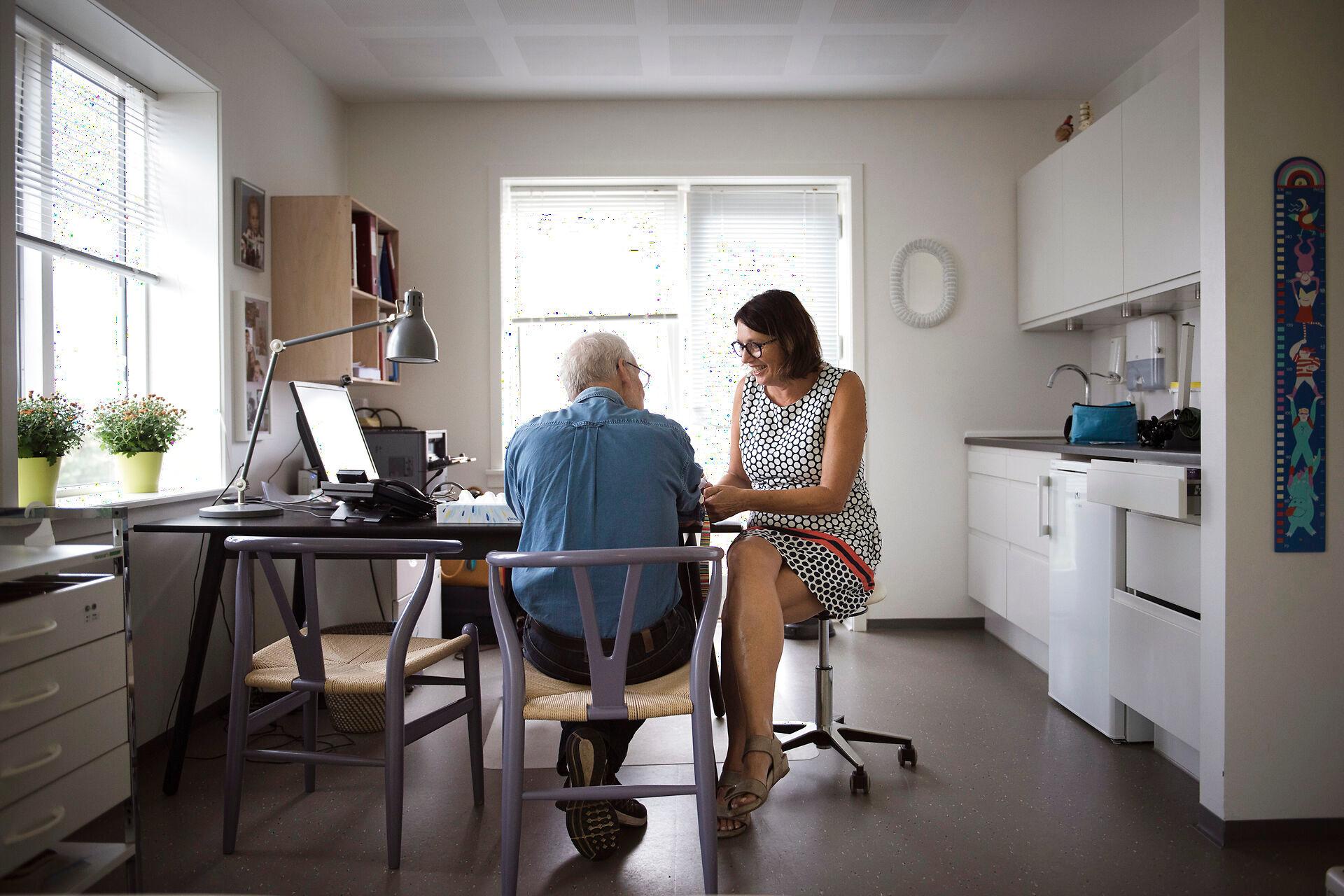 De praktiserende læger får en endnu vigtigere nøglerolle i et sundhedsvæsen, hvor mange opgaver skal flyttes væk fra sygehusene. Her ses praktiserende læge Gitte Vincents i sin lægepraksis i Hvalsø.