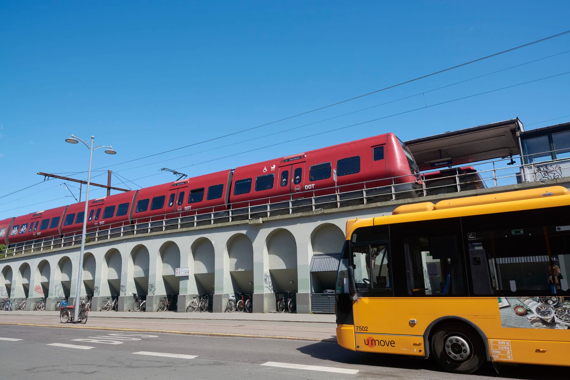 I størstedelen af landet er der ikke nogen nævneværdig kollektiv trafik. En bus timen, og tog er der mange steder ingen af.