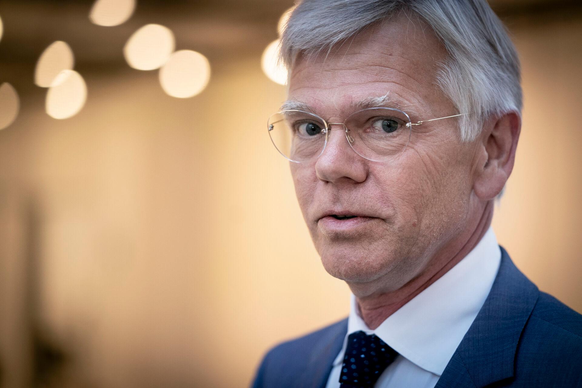   Karsten Dybvad, der er en særdeles rutineret tidligere departementschef, har stået i spidsen for et udvalg, der gransker forholdet mellem politikere, ministre, embedsmænd og medier, og som kommer med en række anbefalinger. 