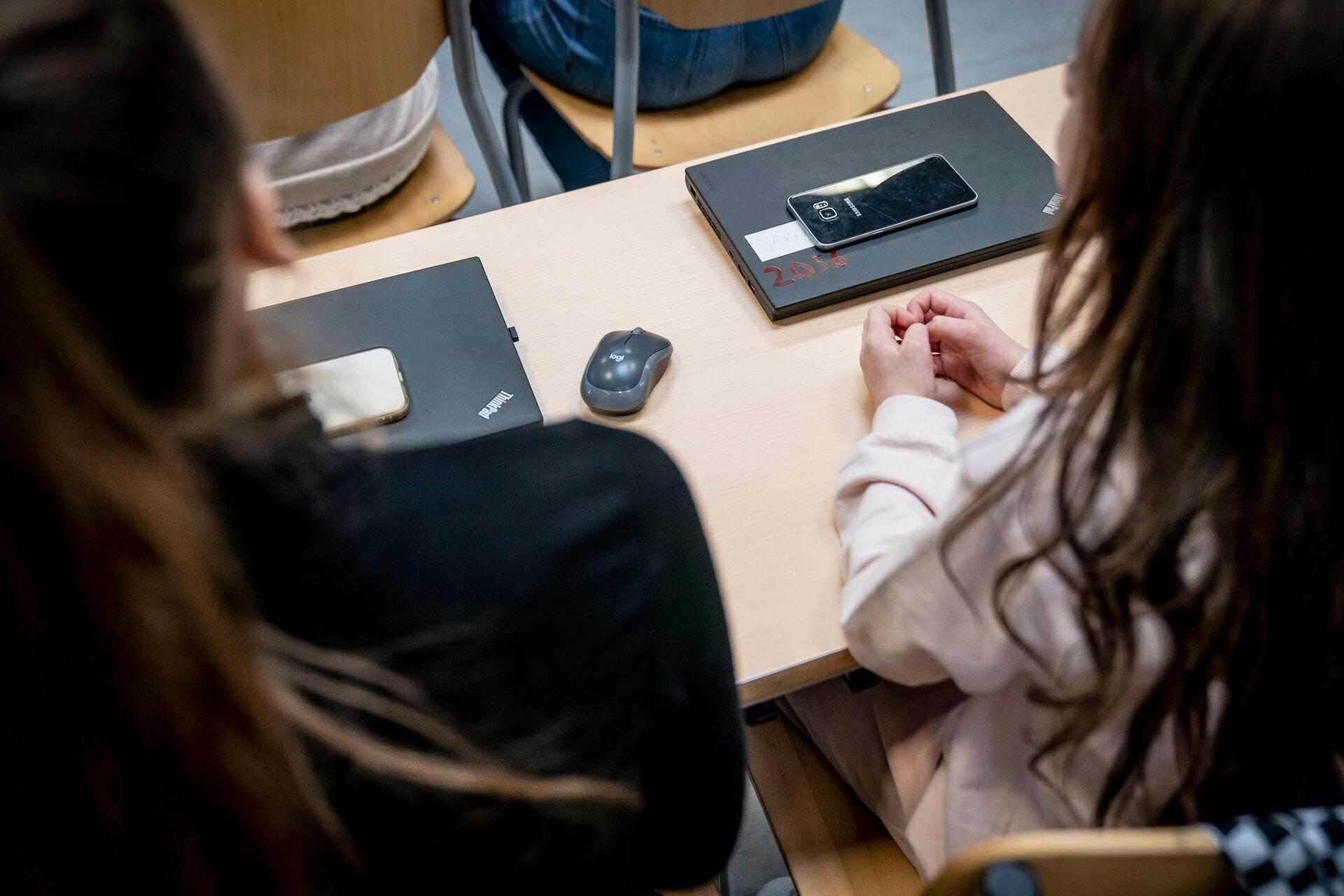 Ifølge DR blev 11 procent af de elever, som i 2011 søgte ind på en ungdomsuddannelse, vurderet til ikke at være parate.