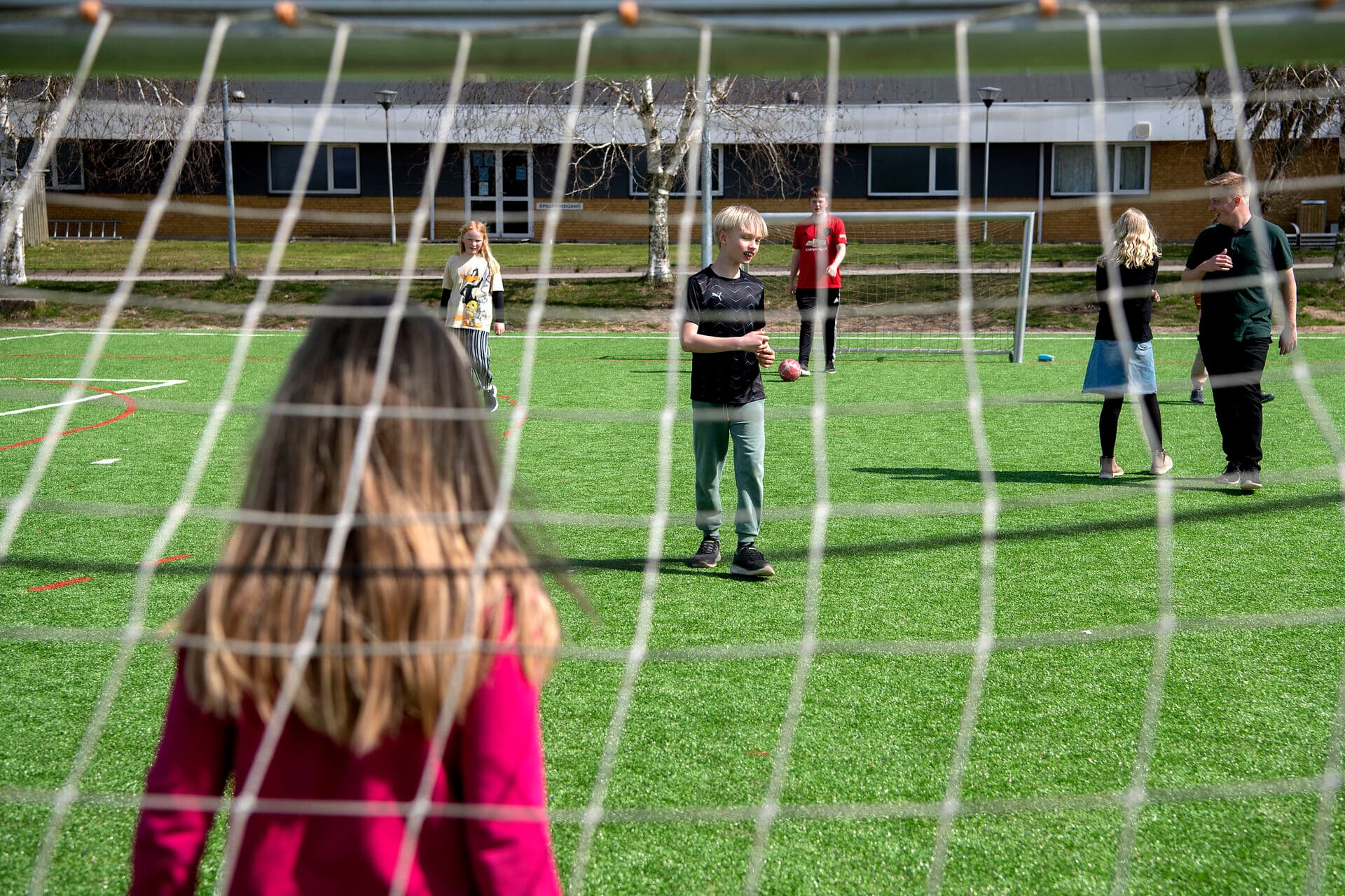 Fodboldbaner med kunstgræs har fået enorm betydning  for breddeidrætten i løbet af de seneste årtier. Nu skal der tænkes i alternativer baner, når EU indenfor otte år forbyder gummislagger sammen med kunstgræs.