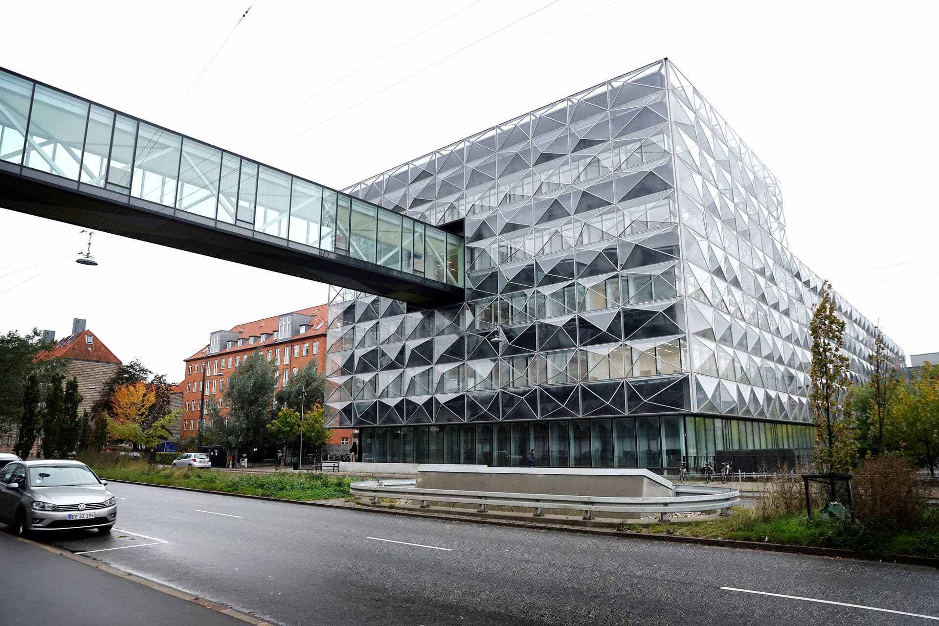 Niels Bohr Bygningen med sine syv års forsinkelse og budgetoverskridelse på 3,2 mia. kr. er et af mange eksempler på offentlige byggeskandaler .