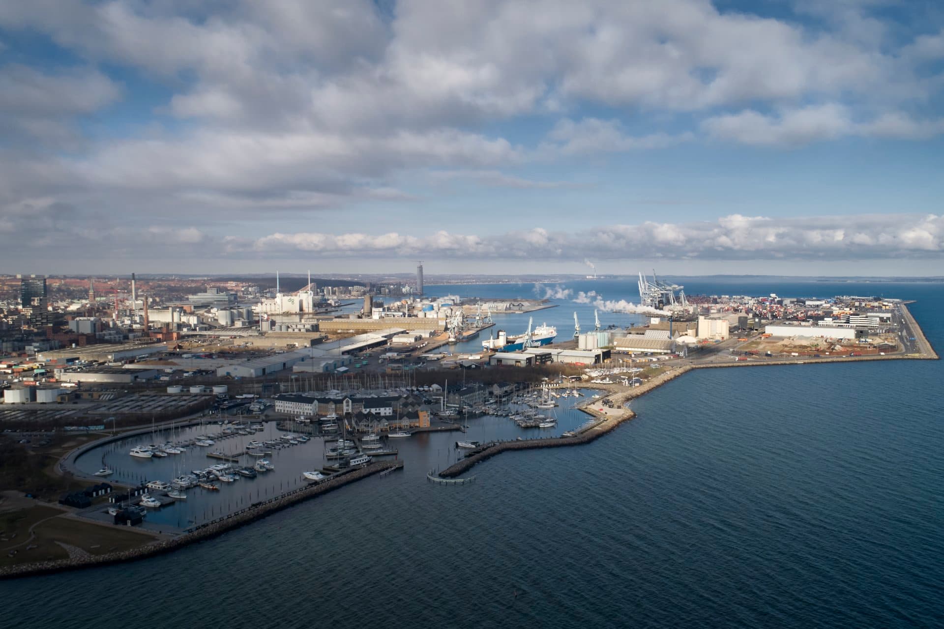 Aarhus Havn. En stor udvidelse faldt på plads i et politisk forlig i februar, men byrådsmindretal og borgerprotester vil gøre, hvad de kan, for at holde sagen i live frem til KV25.