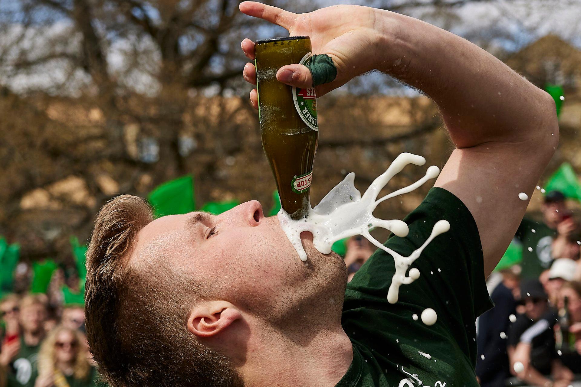 Ungdommen er et forstørrelsesglas og et spejl, og når vi ser deres vaner, så ser vi egentlig vores egne. De vaner, som er usynlige for os, når det er os der udfører dem, bliver tydelige, når det er de unge, der overtager dem, skriver Alternativets Sascha Faxe.