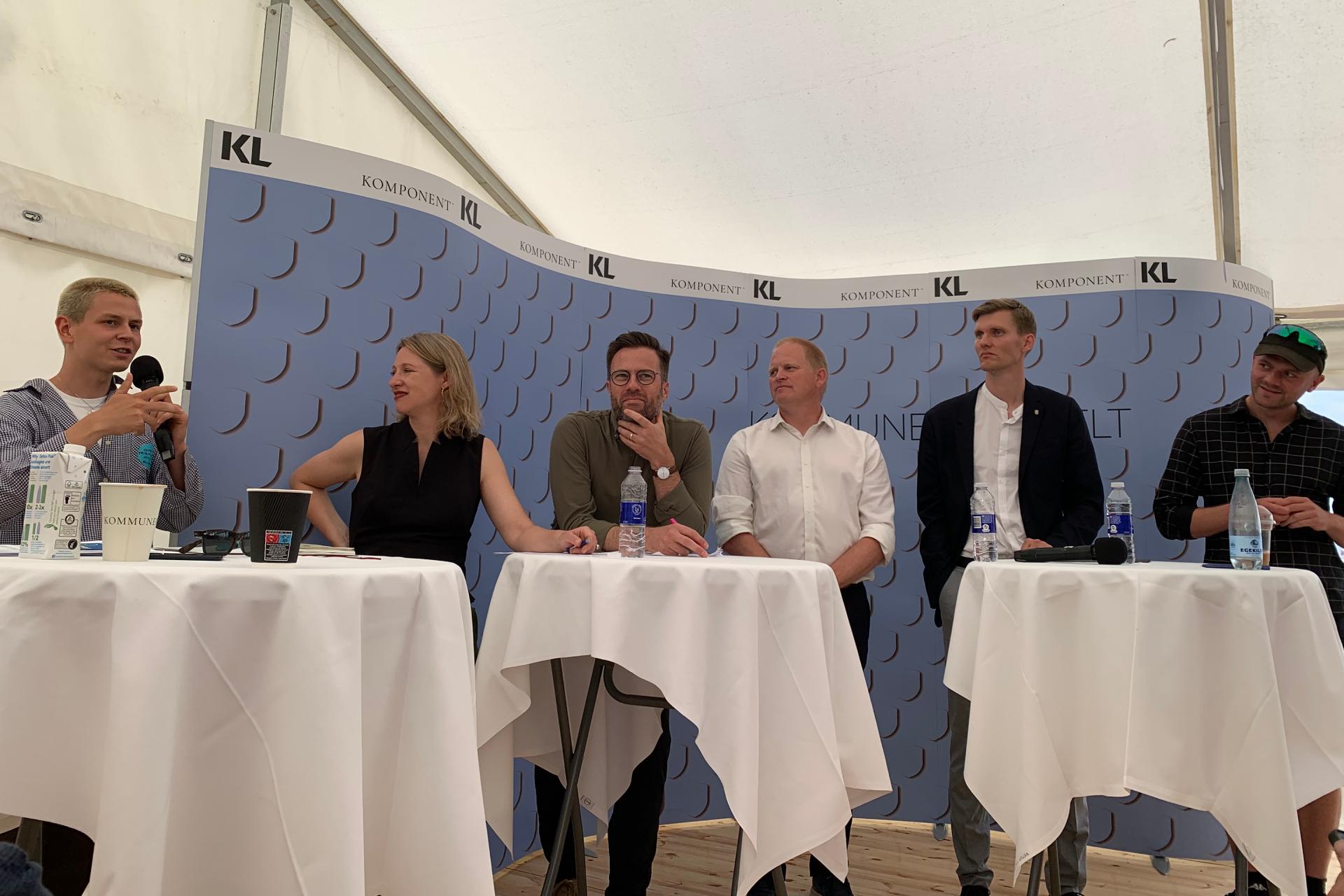 Især unge bliver ofte udsat for pseudoinddragelse, sagde Oliver Herlitschek (til venstre), mens Sophie Hæstorp Andersen, Peter Rahbæk Juel, Kasper Møller Hansen, Lasse Frimand Jensen og Oscar Junker lyttede.