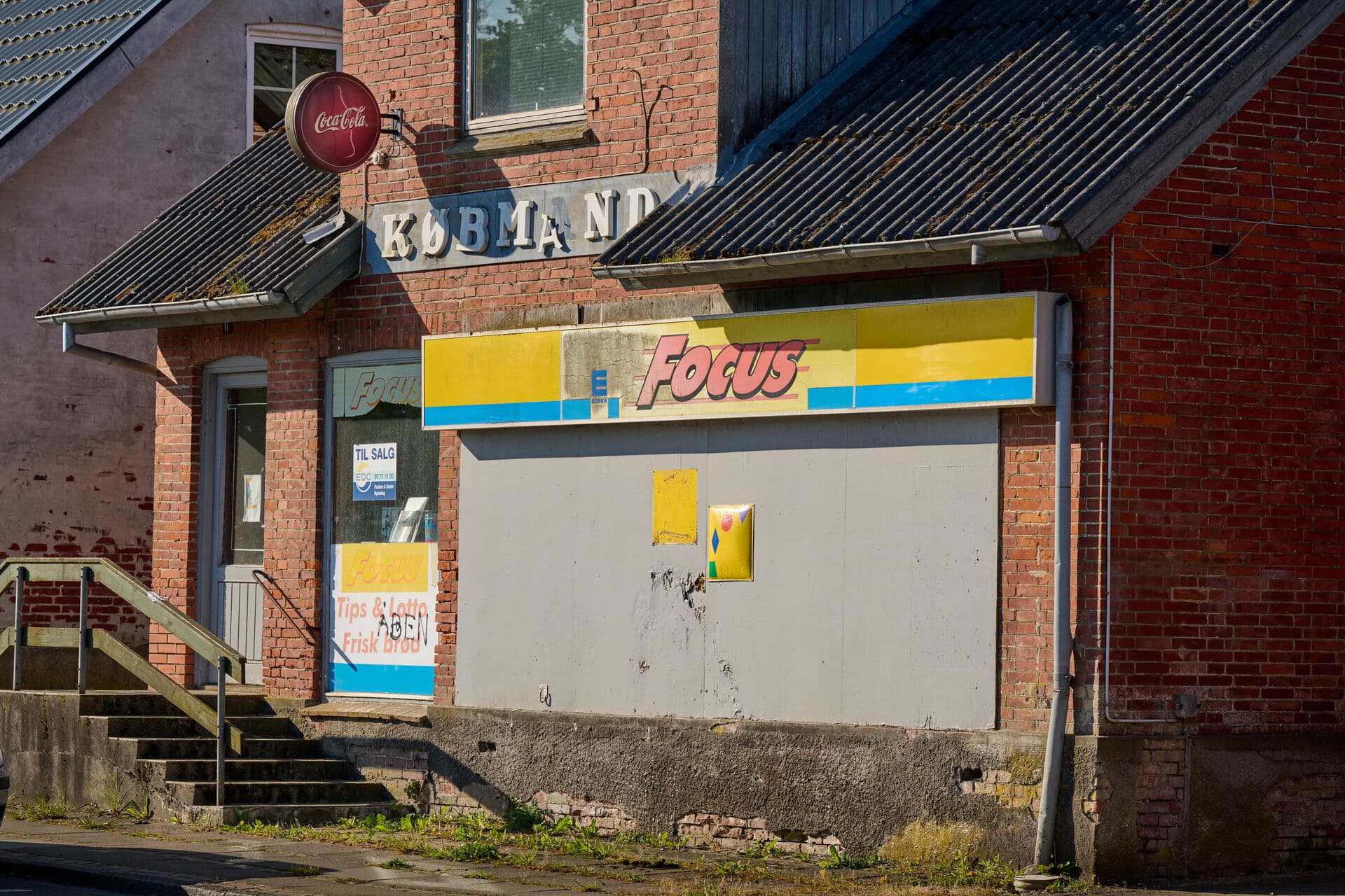 Butikkerne er blevet kvalt af centraliseringen i kommunerne og af liberaliseringen af butiksdriften. Det er nødvendigt at sikre støtteordninger for etablering og understøttelse af forbrugerejede butikker, skriver regionsrådsmedlem Susanne Flydtkjær (EL).