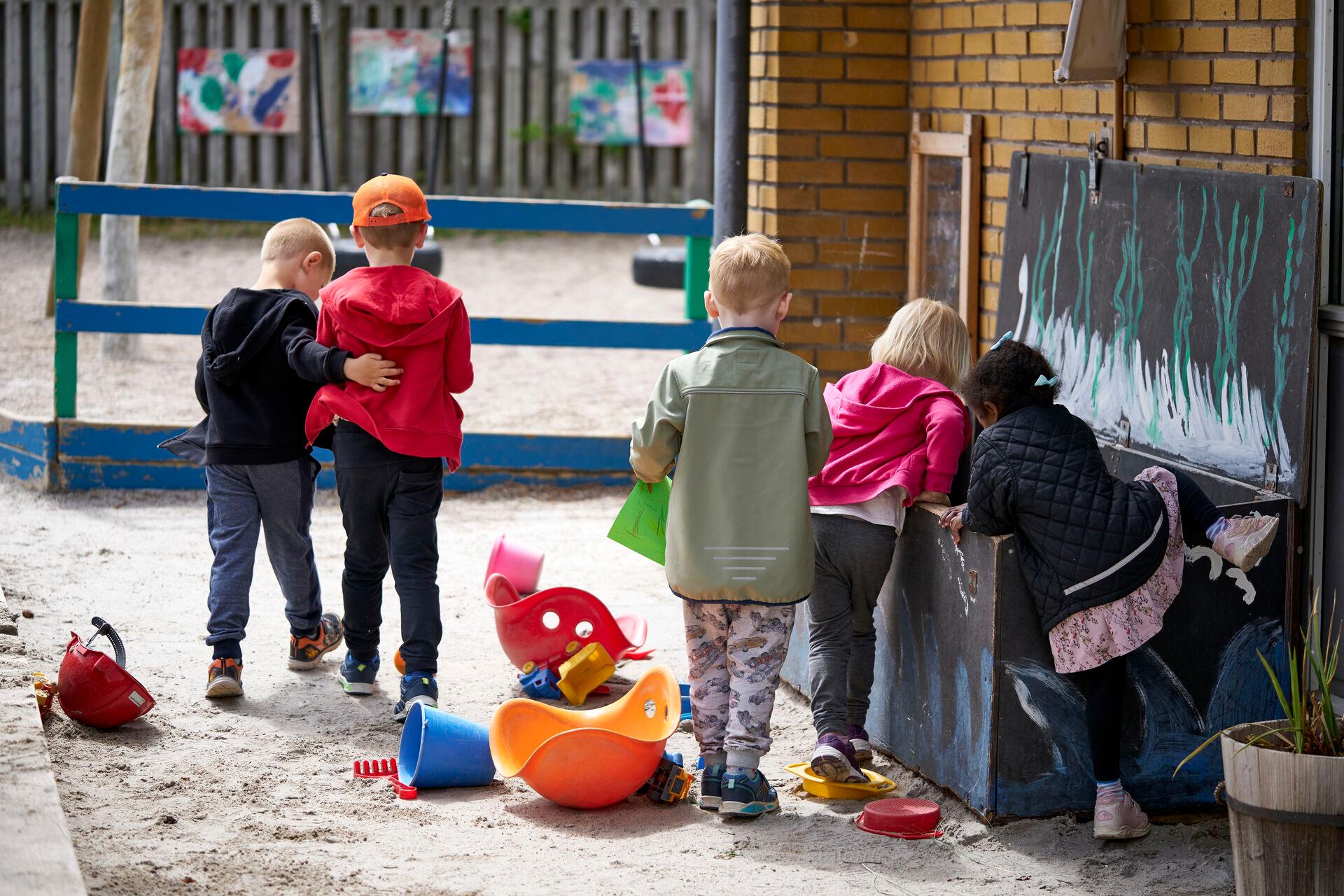 Lige nu er kun hver anden ansatte i daginstitutionerne pædagoger, og hver fjerde af dem er den eneste pædagog på stuen, skriver BUPL-formand Elisa Rimpler.