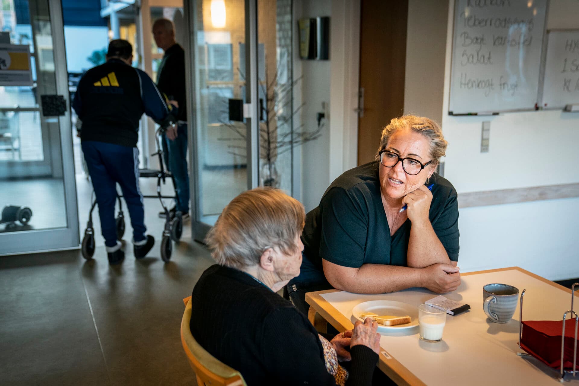   Blandt sosuer bliver der løbet stærkt på grund af manglende hænder. Det påvirker jobtilfredsheden blandt medarbejdere over 50 år, påpeger professor bag ny analyse. 