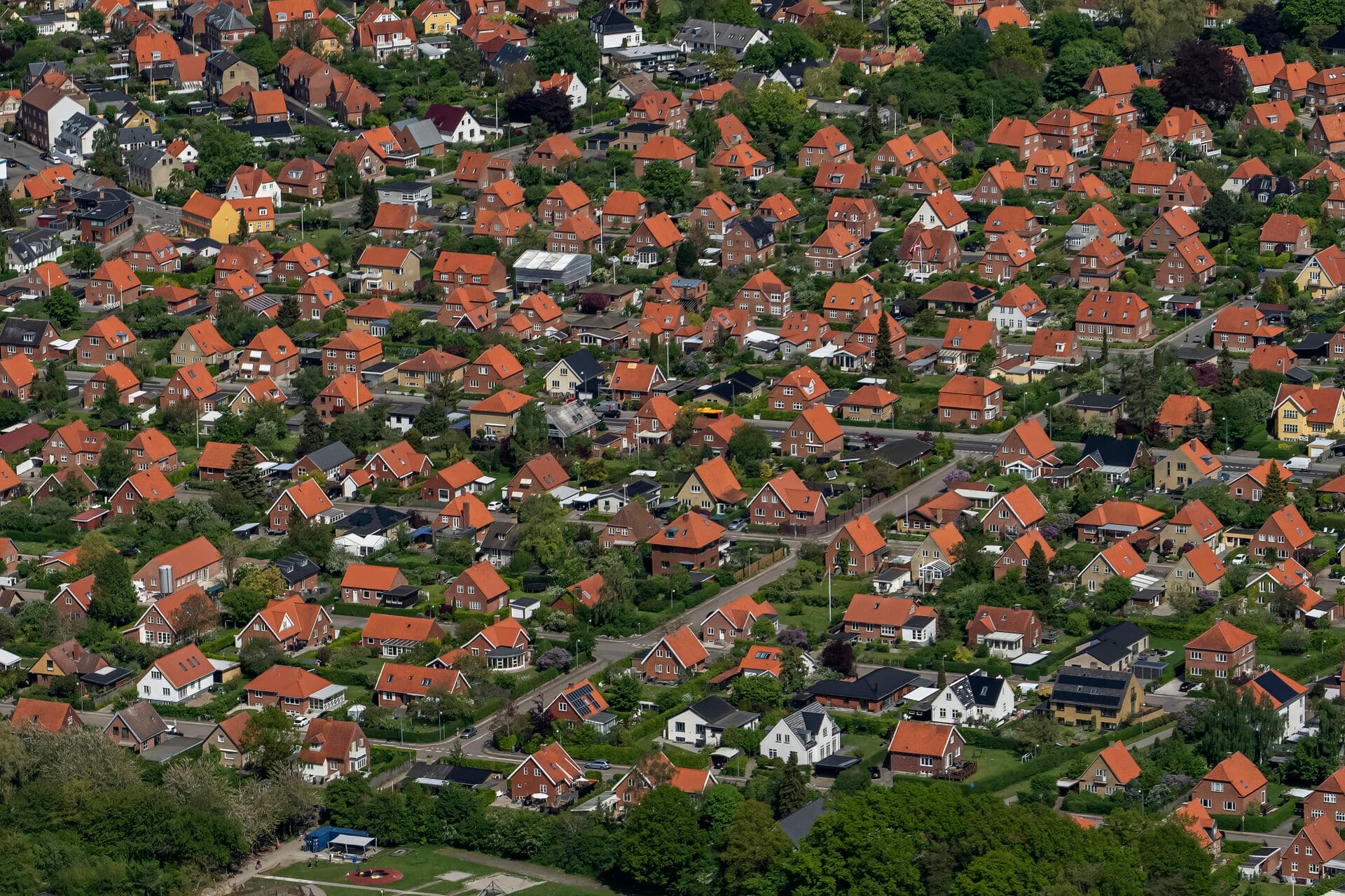 Det har vrimlet med eksempler på vilde vurderinger, især af grundværdi, altså en grund uden hus på, der i visse tilfælde kan være mange gange mere værd end med. Men også store værdistigninger på huse, der er handlet til helt andre priser for nylig.