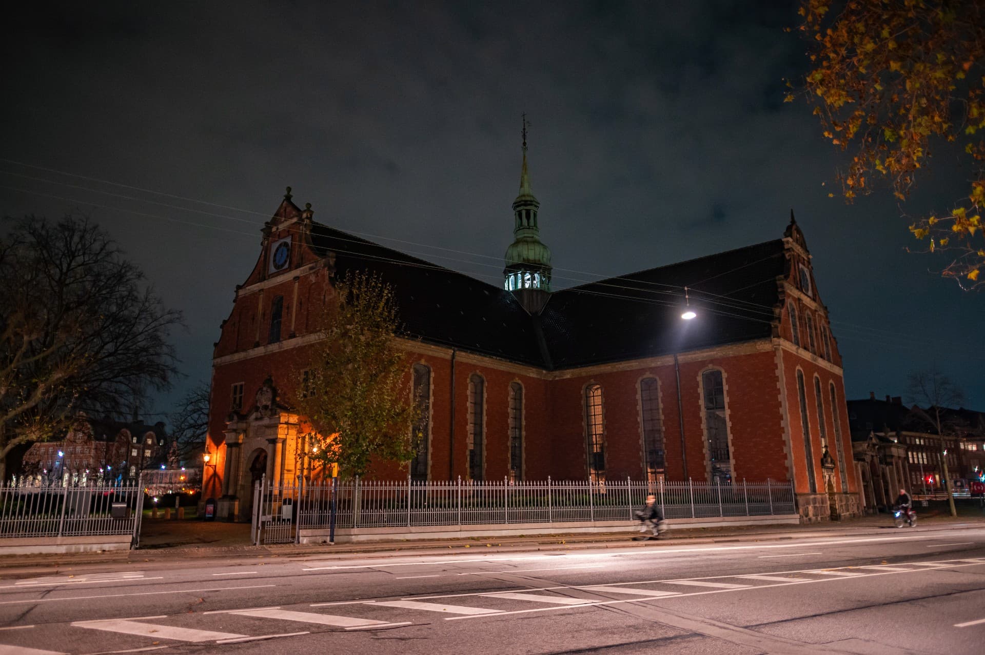 Hvis det er en ytring at tisse op ad en kirke, vil en passerende patrulje så skulle sikre sig, om der fra den trængendes side er tale om en ytring eller forstyrrelse af den offentlige orden?