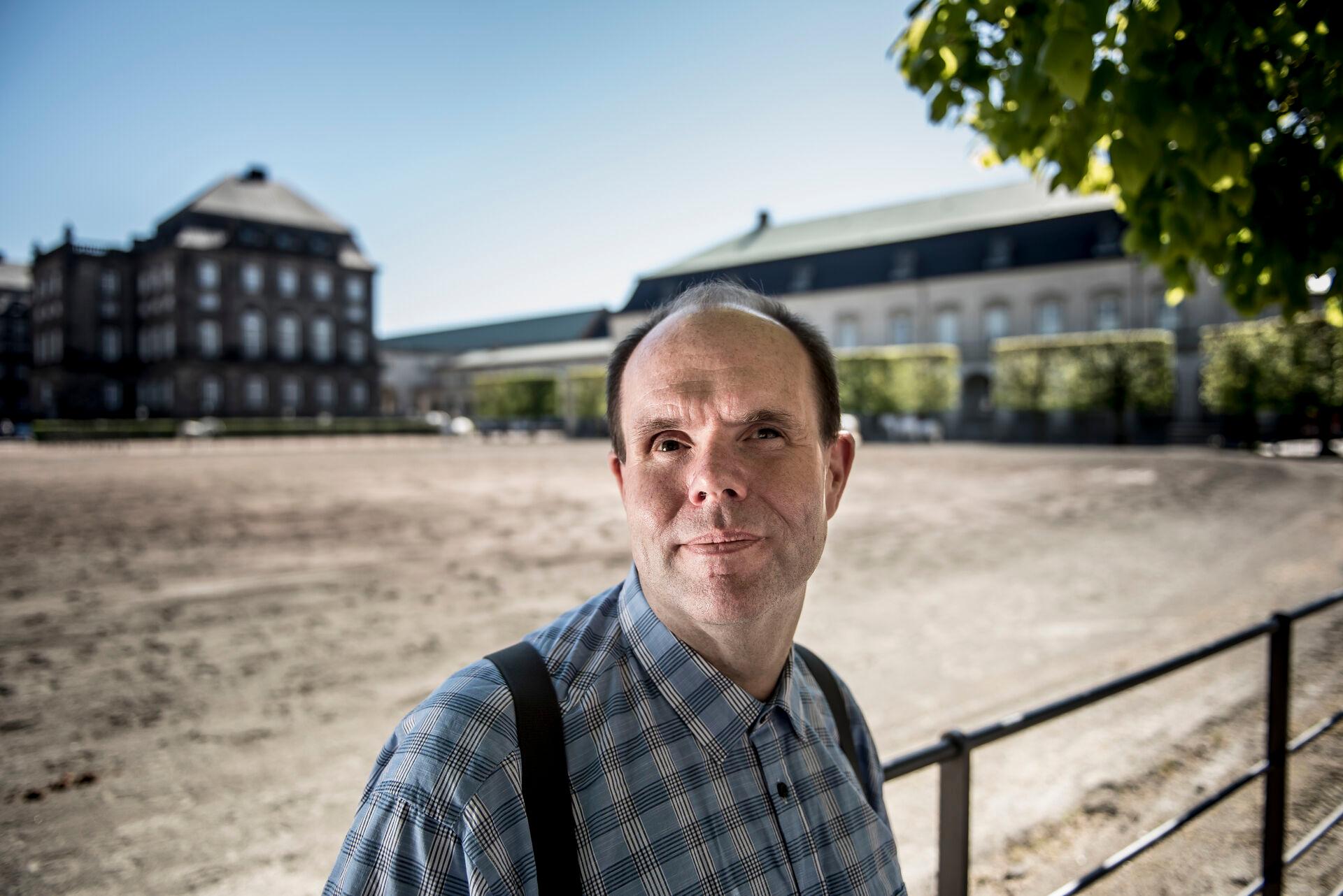 Formand for Danske Handicaporganisationer Thorkild Olesen kan godt forstå, at kommunerne indimellem føler sig som en lus mellem to negle, men han forstår ikke, at de ikke siger fra over for regeringen.