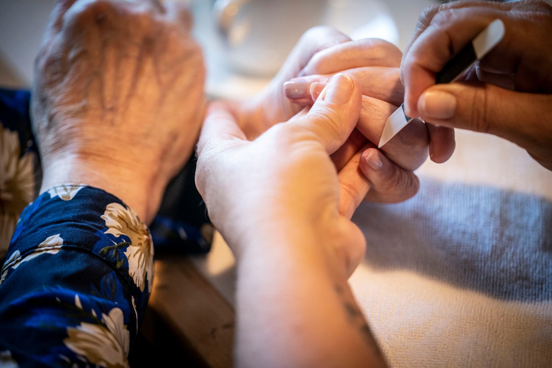 Det giver mening at indføre helhedspleje, det giver mening at danne faste teams så der er færre forskellige personaler omkring den enkelte ældre, og det giver bestemt også mening at lade nærvisitationen i det daglige være op til samspillet mellem den ældre og medarbejderens faglige vurdering.