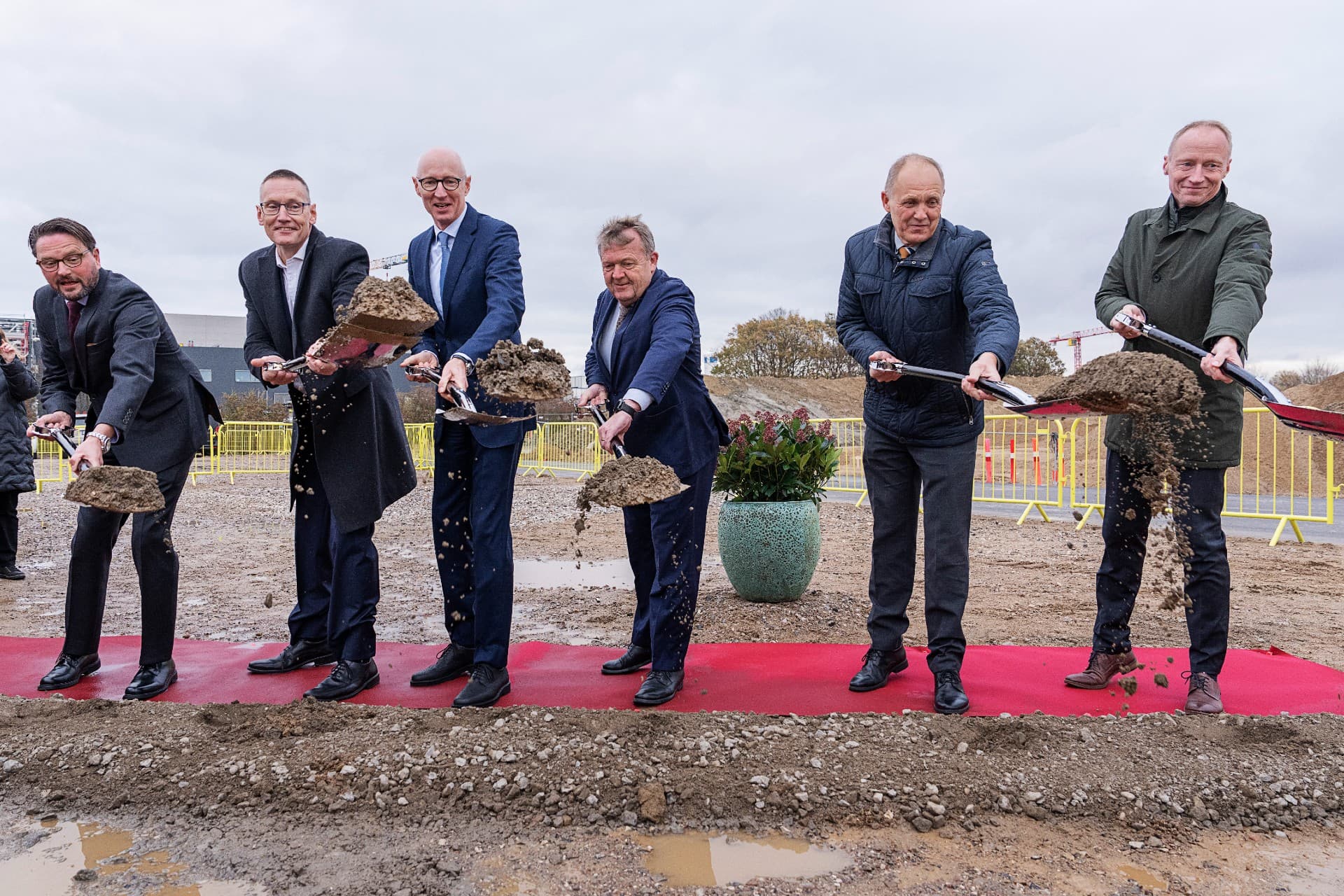 Et første spadestik på Novo i Kalundborg er en stor nok begivenhed, både kommercielt og politisk, til at der skal seks mand til at foretage det. Foruden fire fra Novo og branchen bemærker man i midten udenrigsminister Lars Løkke Rasmussen og til højre for ham borgmester Martin Damm.