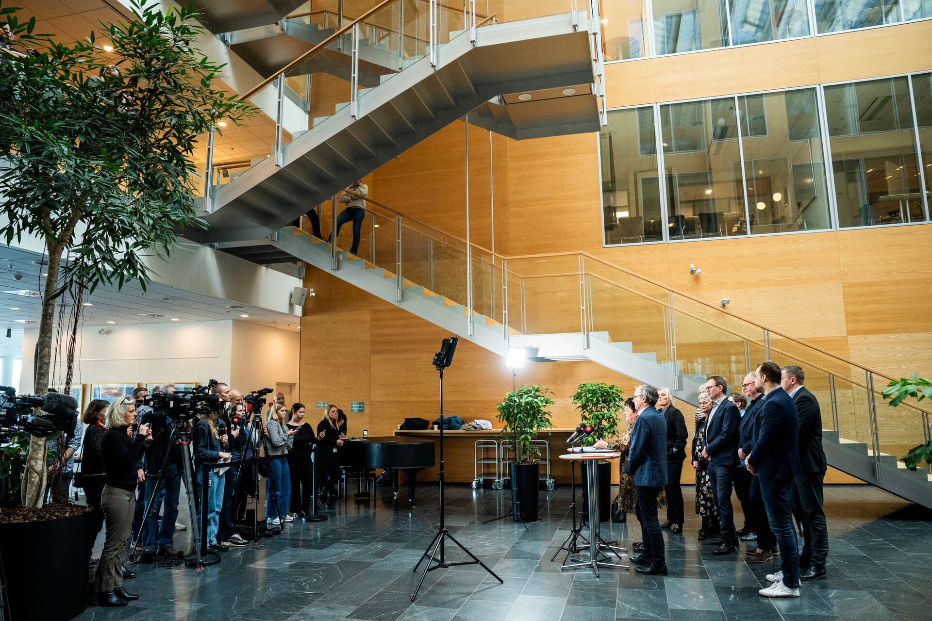 Jo større forhandlingsdelegation, jo vigtigere er det at alle kender deres plads. Her Mona Striib forrest og Lydia Callesen næsten ude af syne.