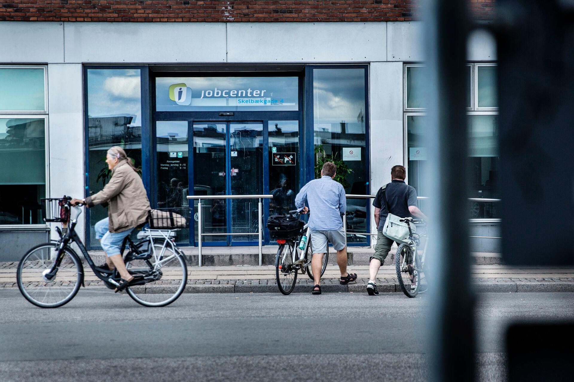   Beskæftigelsen er steget næsten konstant de seneste tre år i Danmark, og det er medvirkende årsag til, at antallet af kontanthjælpsmodtagere sætter bundrekord. 