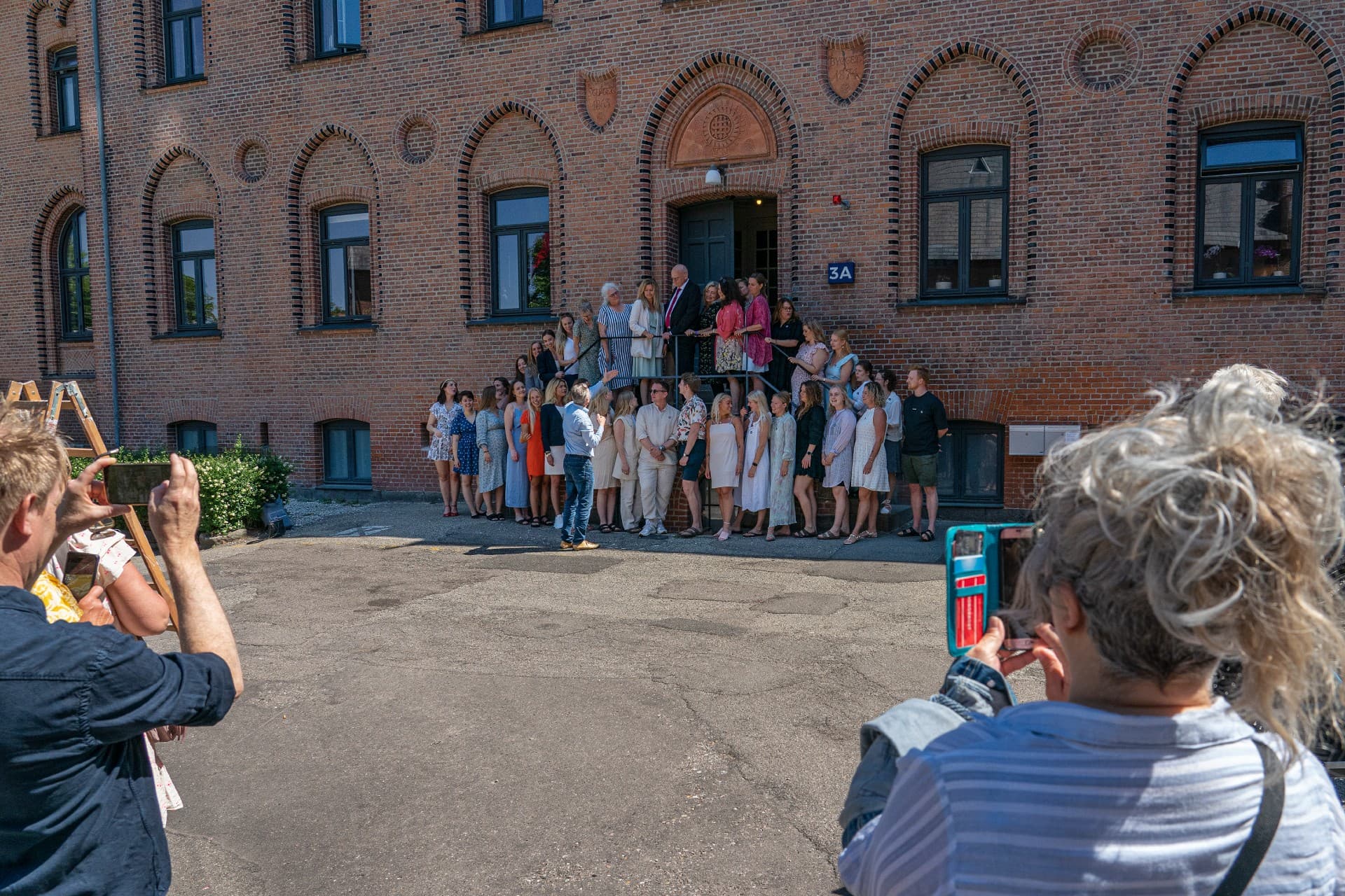 Færdig med uddannelsen, afsluttende gruppefoto - og hvad så derefter?  Kan du huske sommerfuglene i maven? Husk den følelse, når du møder en ny ung kollega, skriver regionsrådsmedlem Sara Darling Berg Jørgensen. Her dimission fra Diakonissestiftelsen.