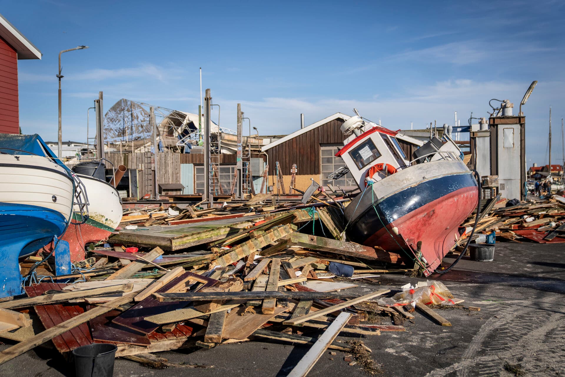   Der ventede et stort oprydningsarbejde efter stormfloden i oktober sidste år. Her ses havnen i Rødvig, der ligger i Stevns Kommune, dagen derpå. - 