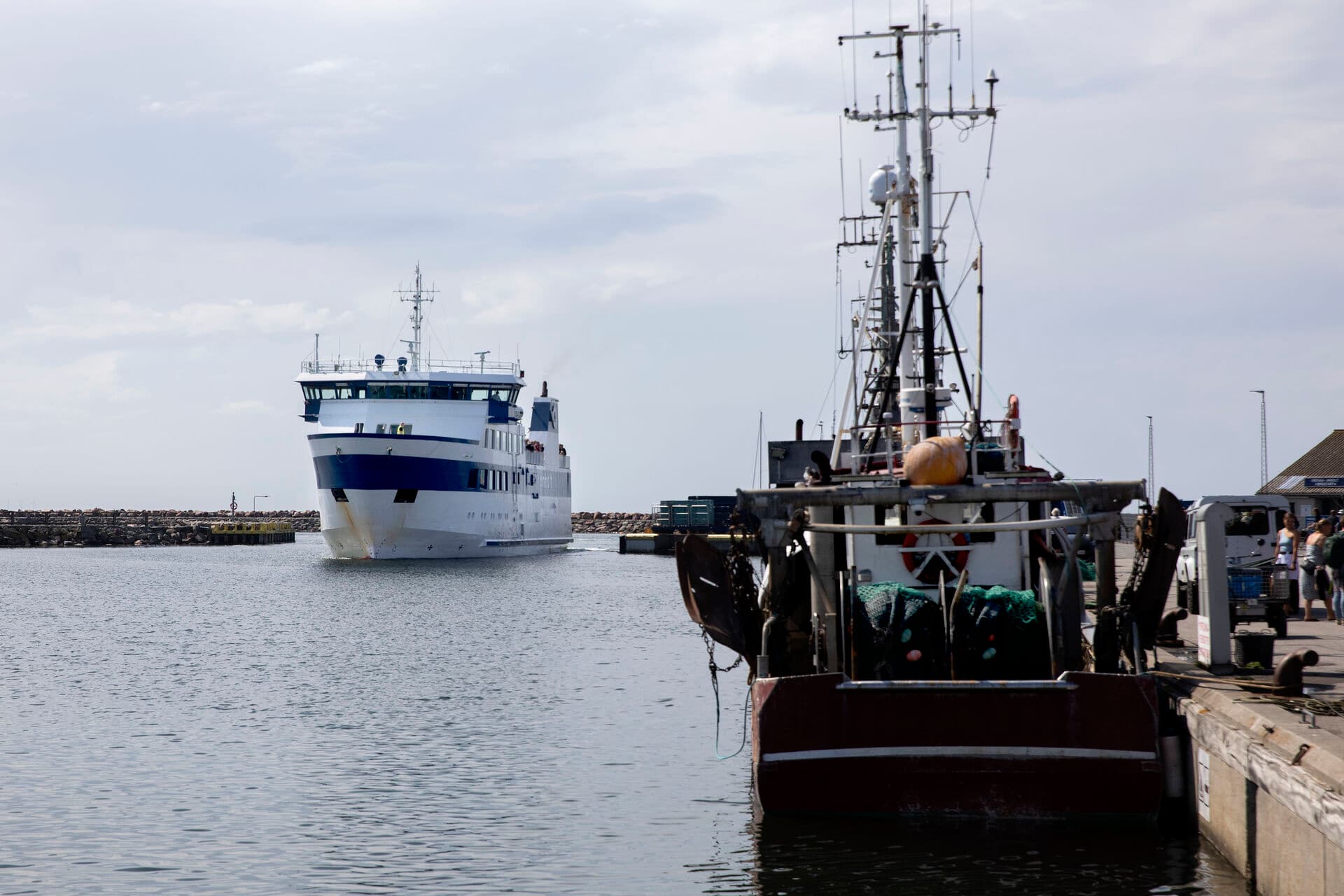 Anholt står for den største tilbagegang i indbyggertallet. Her Anholt Havn med Anholtfærgen til venstre for indadgående.