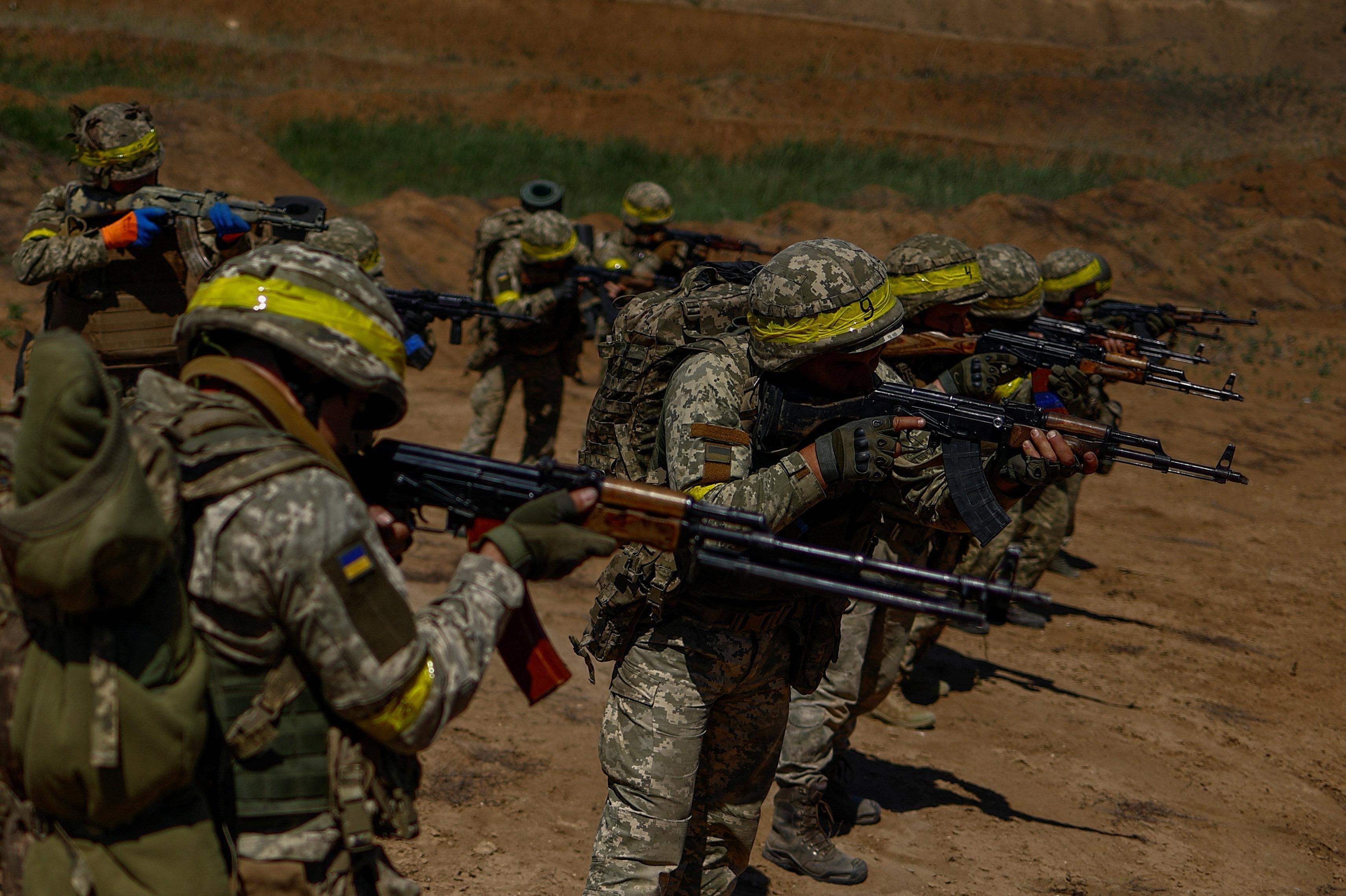 Flere end hver femte peger i målingen på, at krigen i Ukraine er et af de vigtigste emner for dem, når der skal stemmes til EU-valget. Her ses nye ukrainske rekrutter tidligere i maj. (Arkivfoto). 