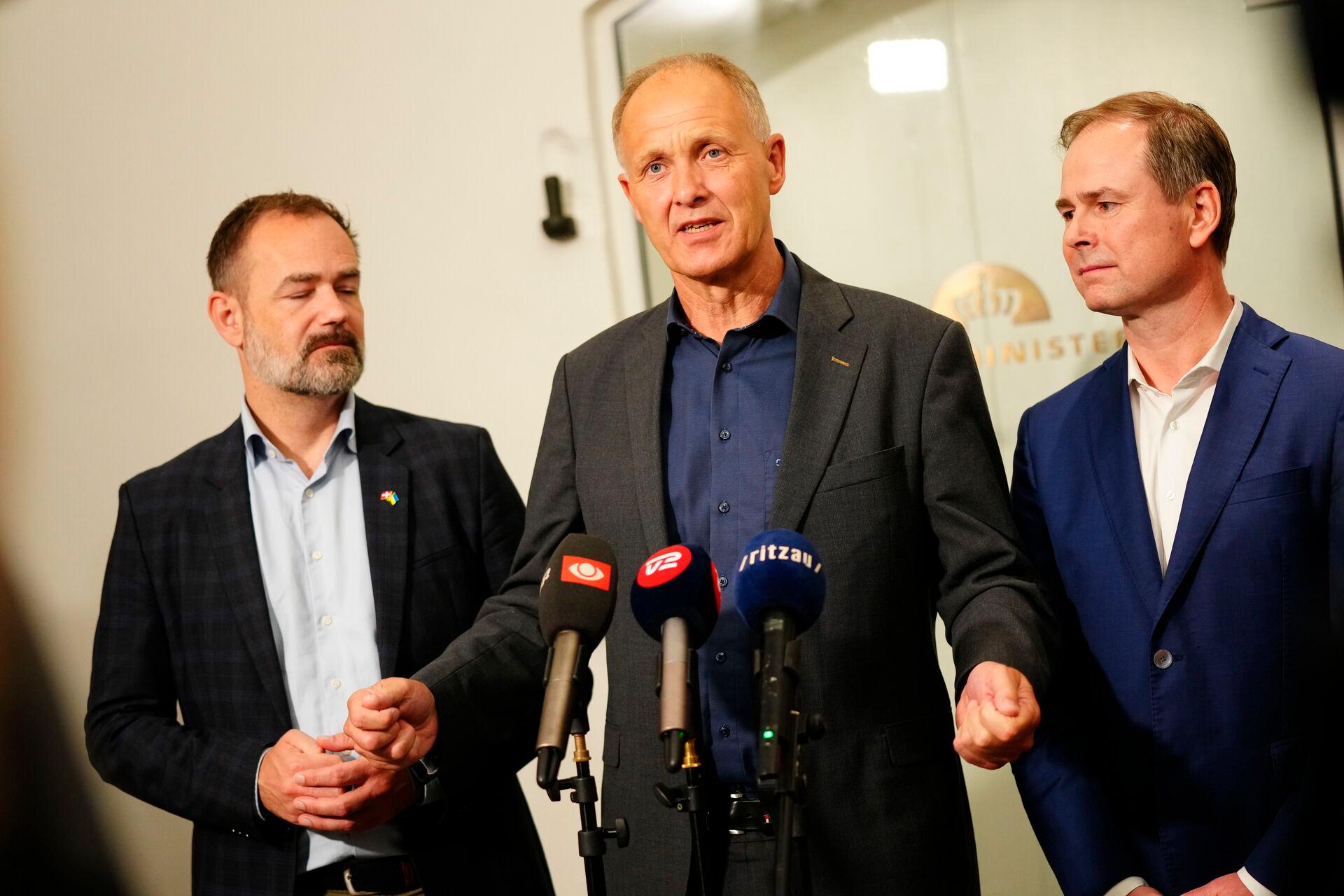 Den bedste økonomiaftale i mands minde, eller i hvert fald i disse tre mænds. Fra venstre KL-næstformand Jacob Bundsgaard (V), KL-formand Martin Damm (V) og finansminister Nicolai Wammen (S).