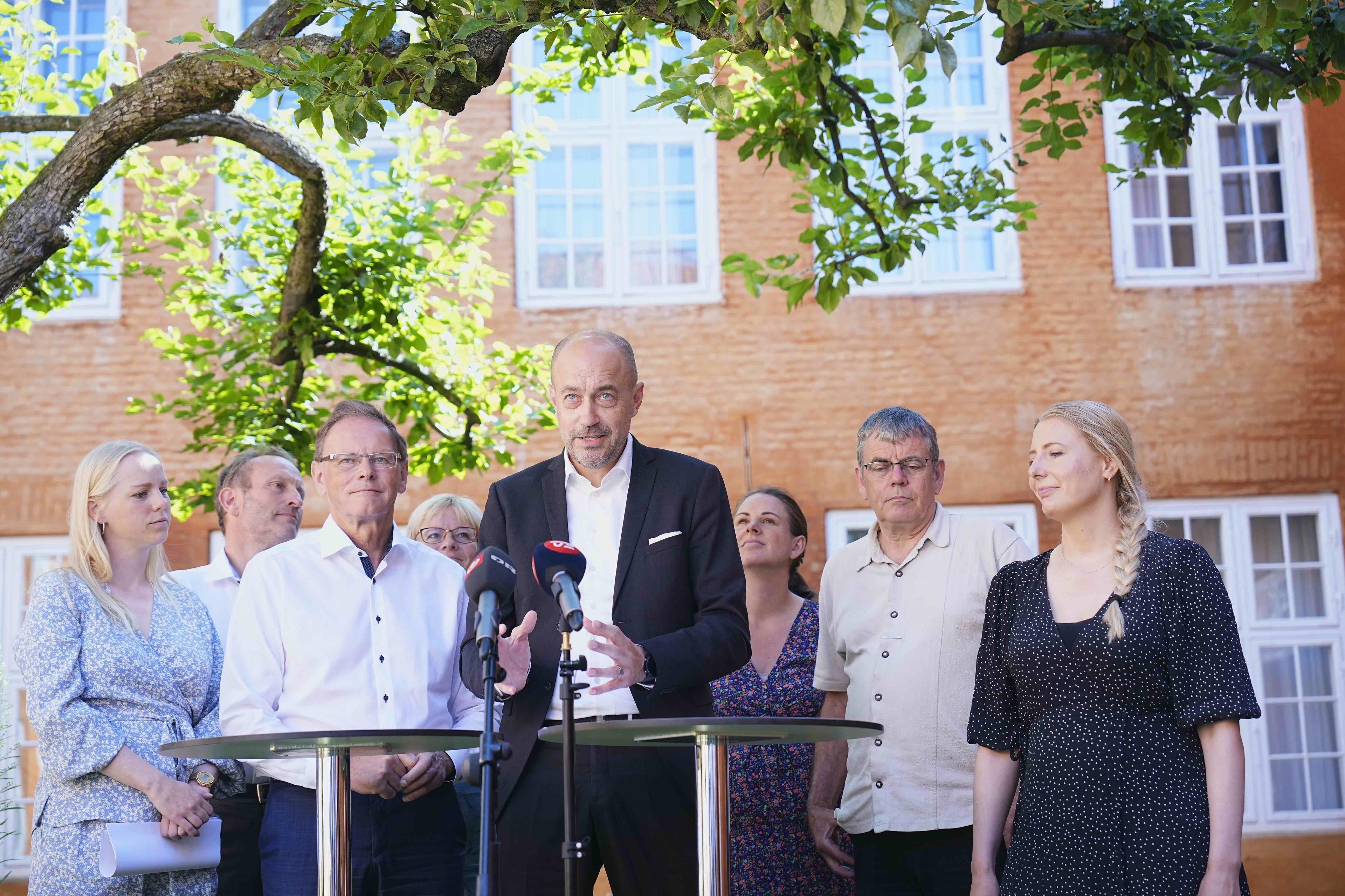 Regeringen står bag aftalen sammen med Radikale Venstre, SF, Enhedslisten og Konservative. Aftalen består af konkrete genopretningsinitiativer for havet og data- og vidensindsatser. 